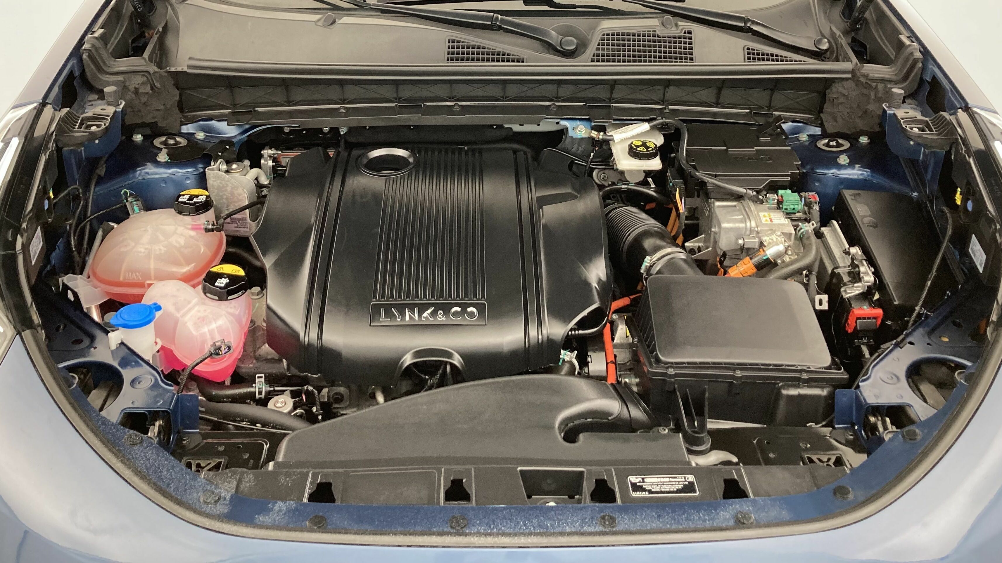 lynk&co 01 nv 1.5 PHEV 261 2022 blue 26