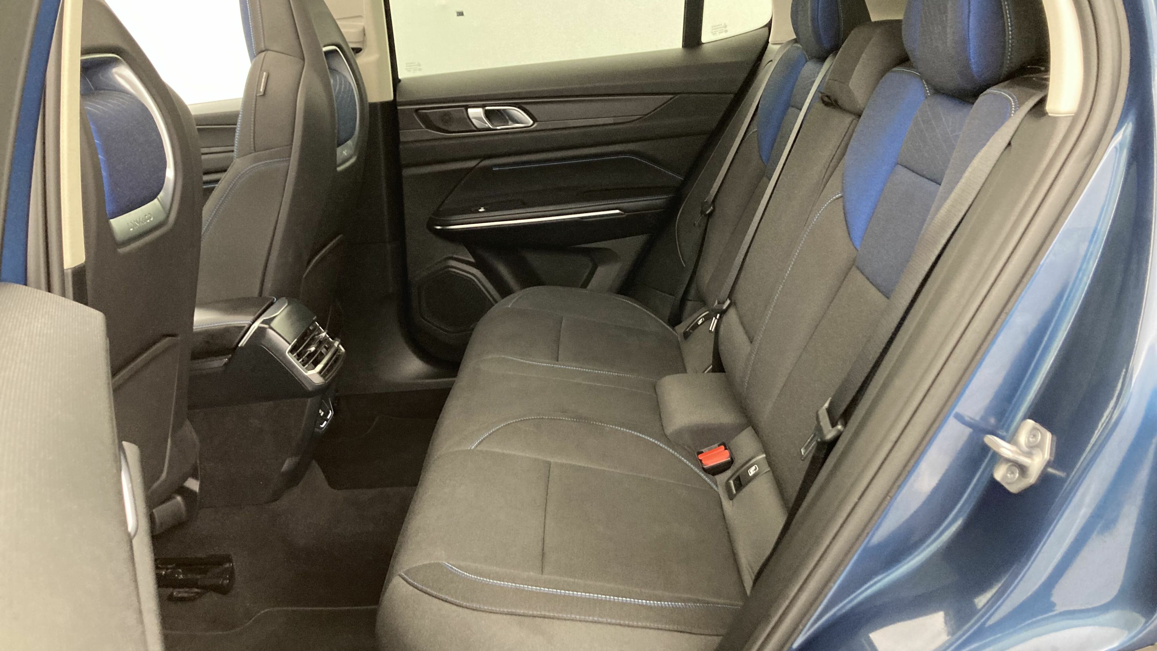 lynk&co 1 nv 1.5 PHEV 261 2022 blue 18