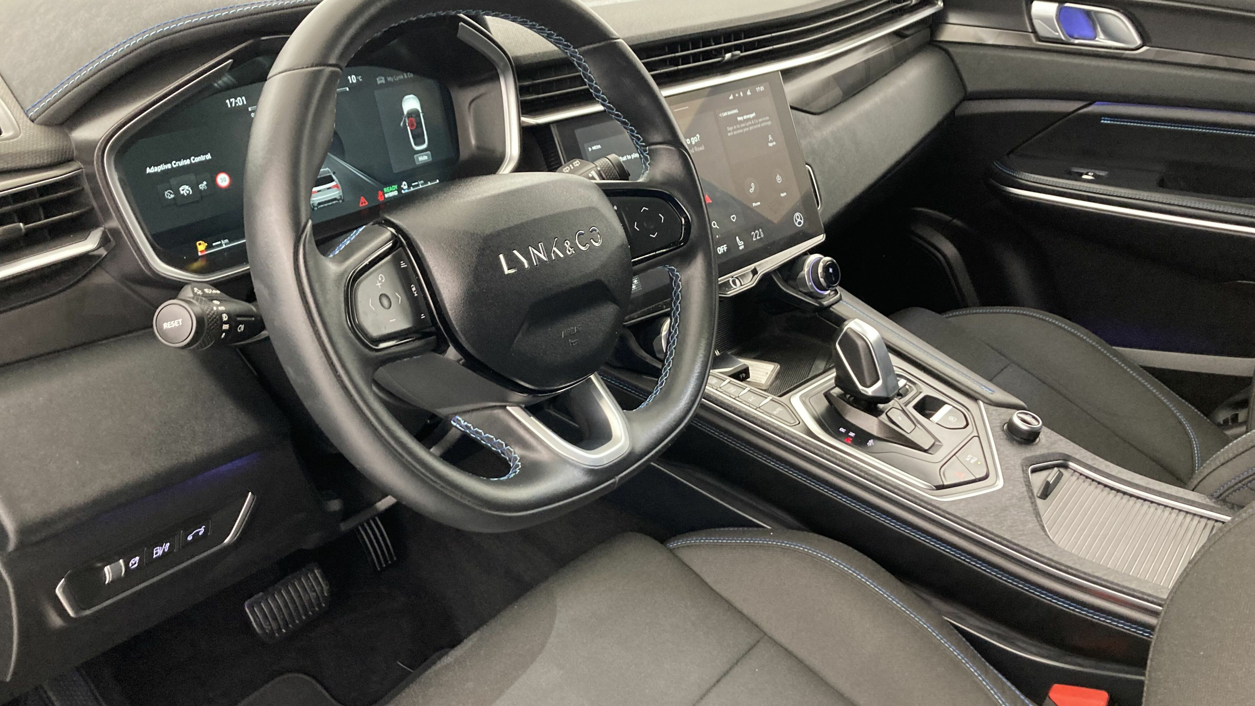 lynk&co 01 nv 1.5 PHEV 261 2022 black 12