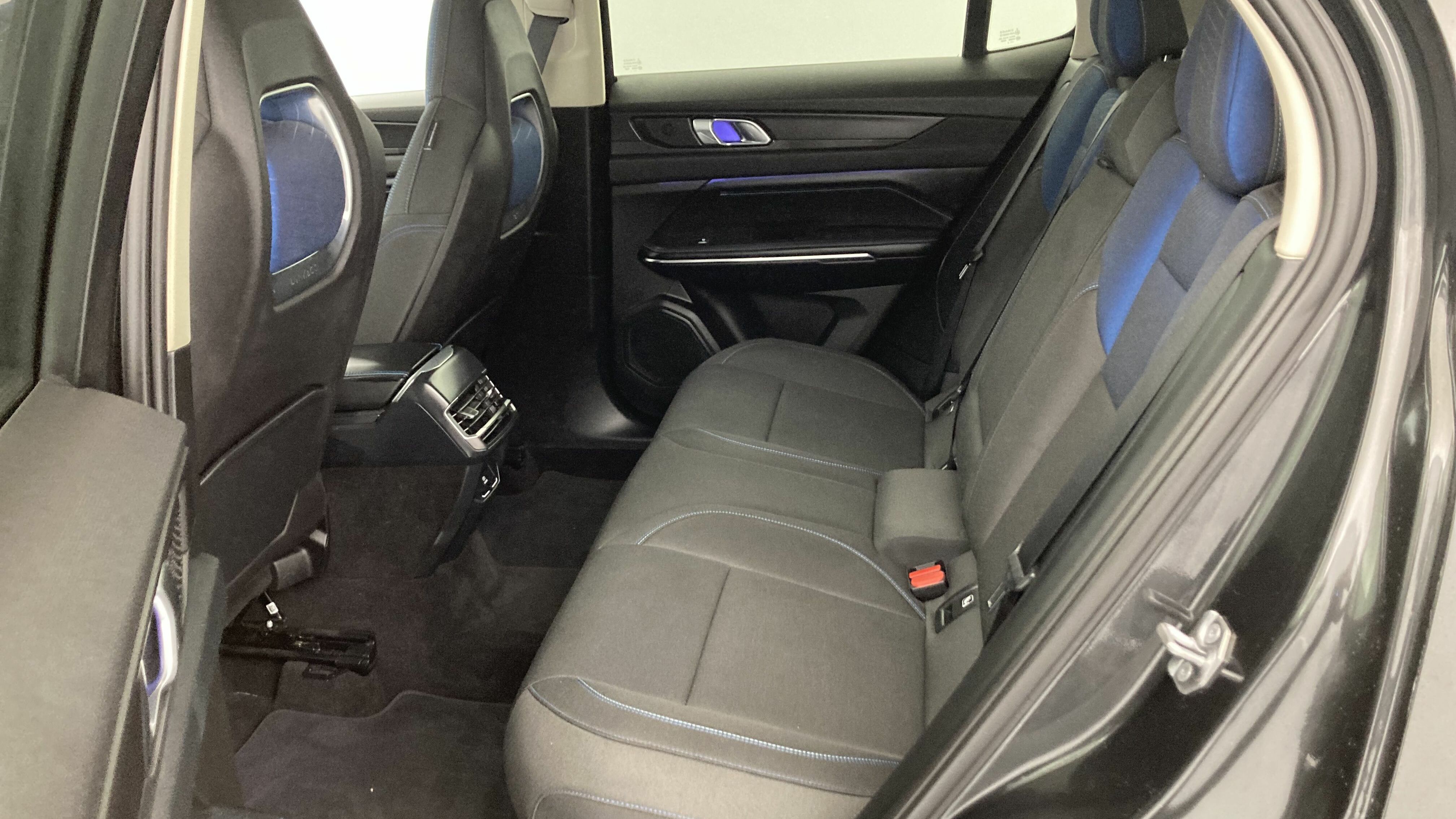 lynk&co 01 nv 1.5 PHEV 261 2022 black 18