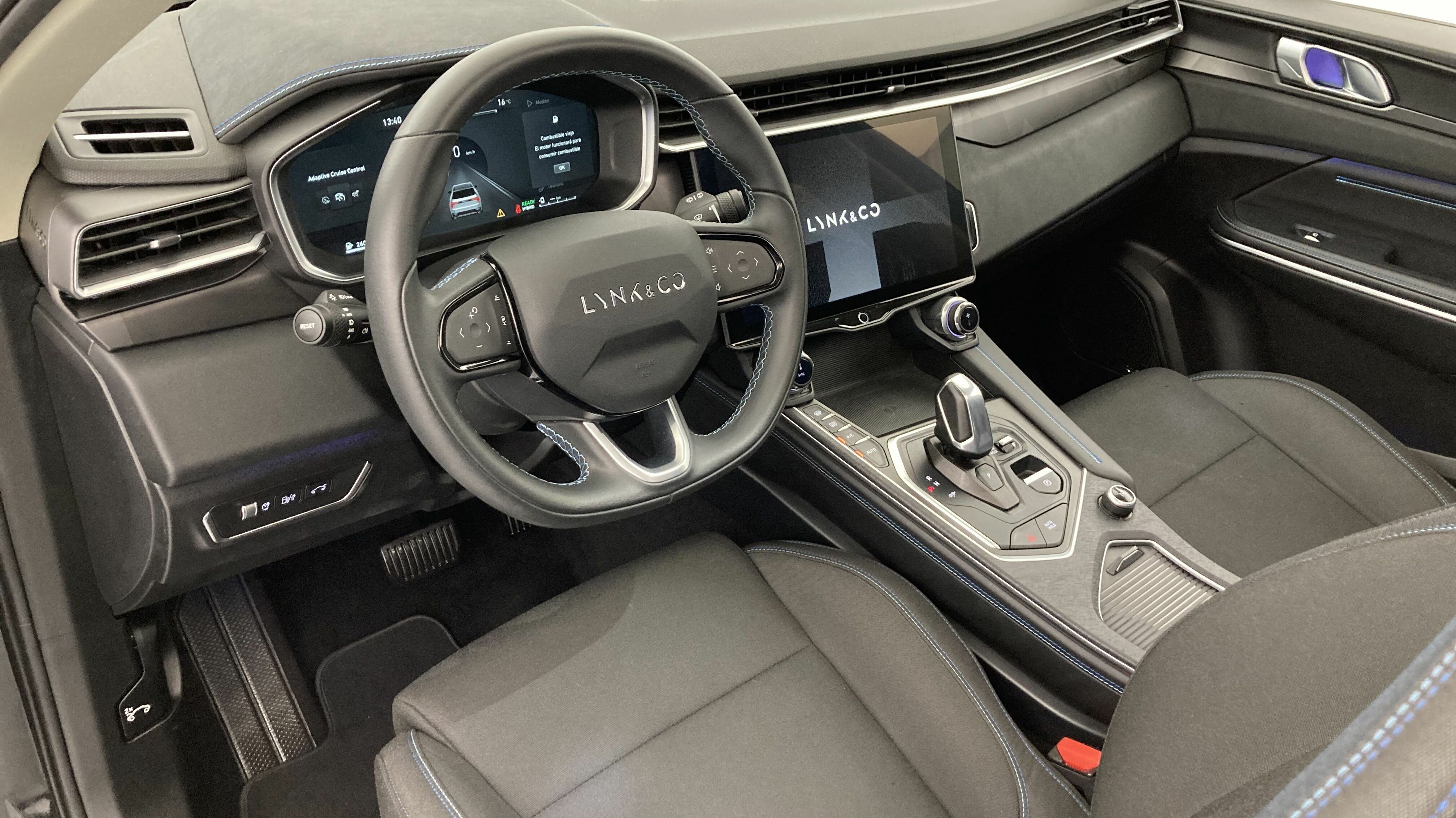 lynk&co 01 nv 1.5 PHEV 261 2022 black 16