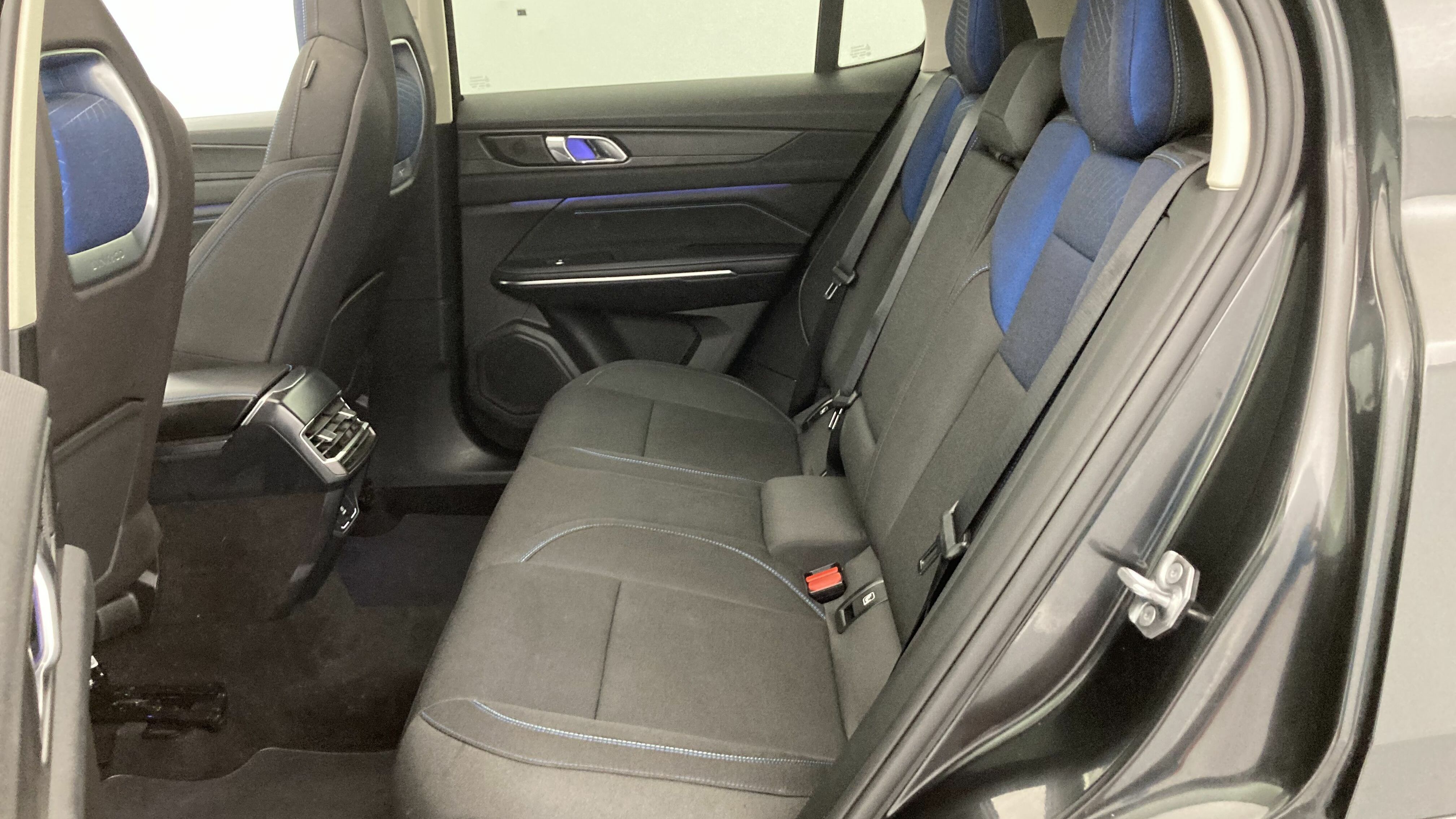 lynk&co 01 nv 1.5 PHEV 261 2022 black 22