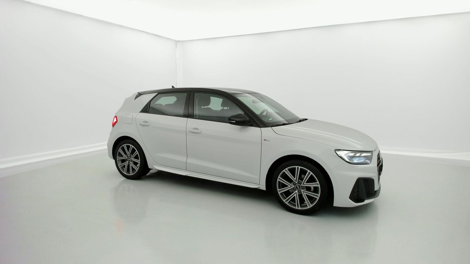 audi a1 sportback s line 30 TFSI 110 2022 gletscherweis / mythosschwarz 2