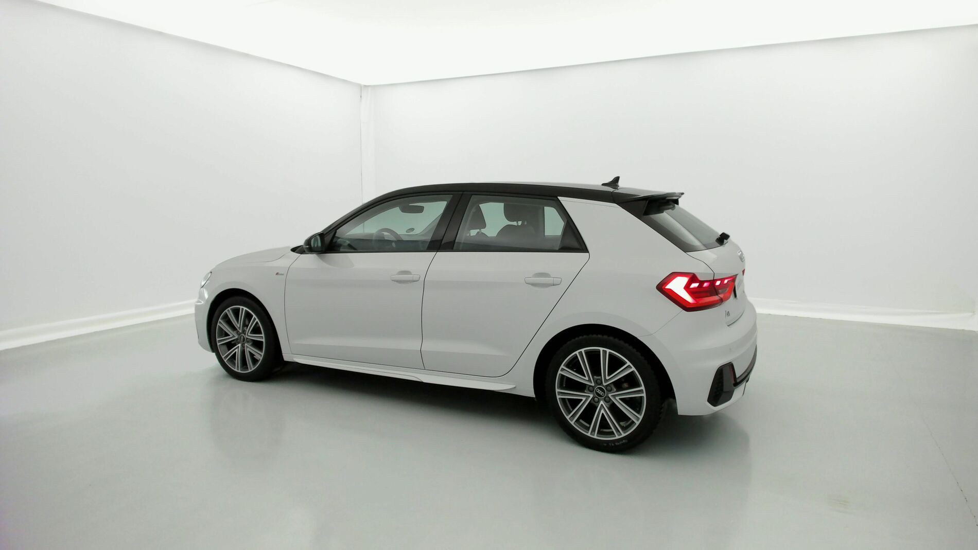 audi a1 sportback s line 30 TFSI 110 2022 gletscherweis / mythosschwarz 9