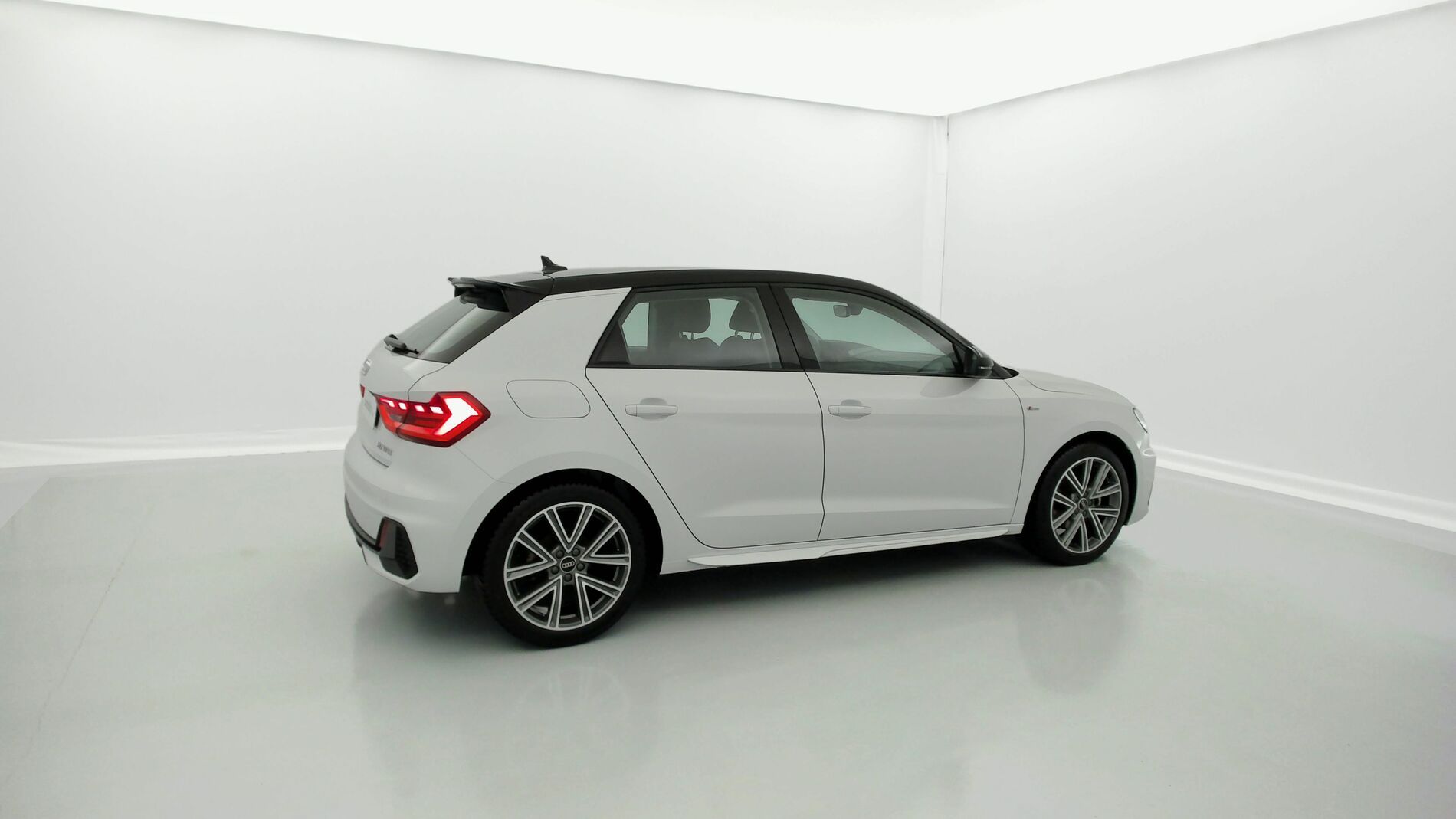 audi a1 sportback s line 30 TFSI 110 2022 gletscherweis / mythosschwarz 13