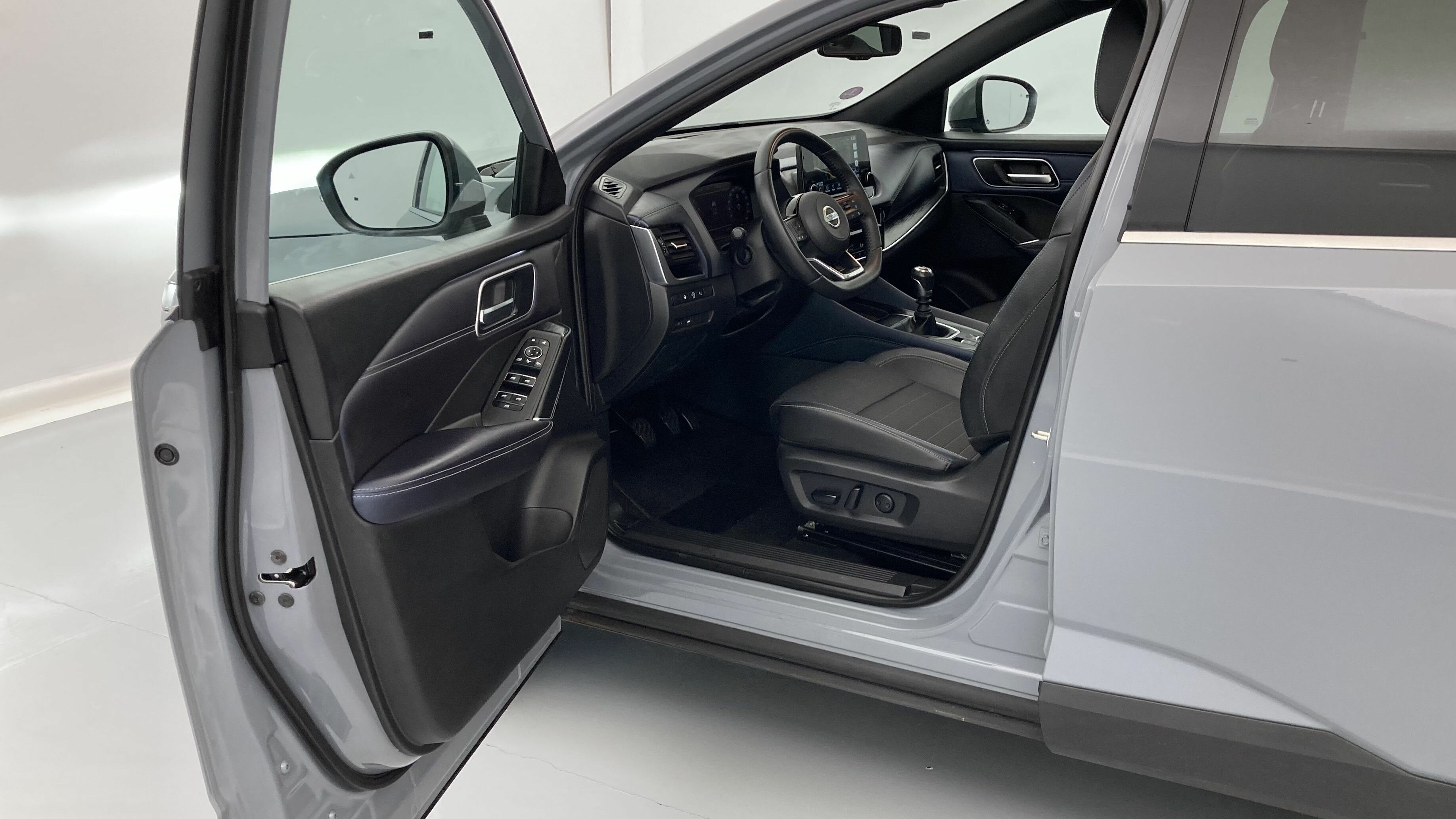 nissan qashqai tekna 1.3 DIG-T 140 MHEV 2022 grey 14