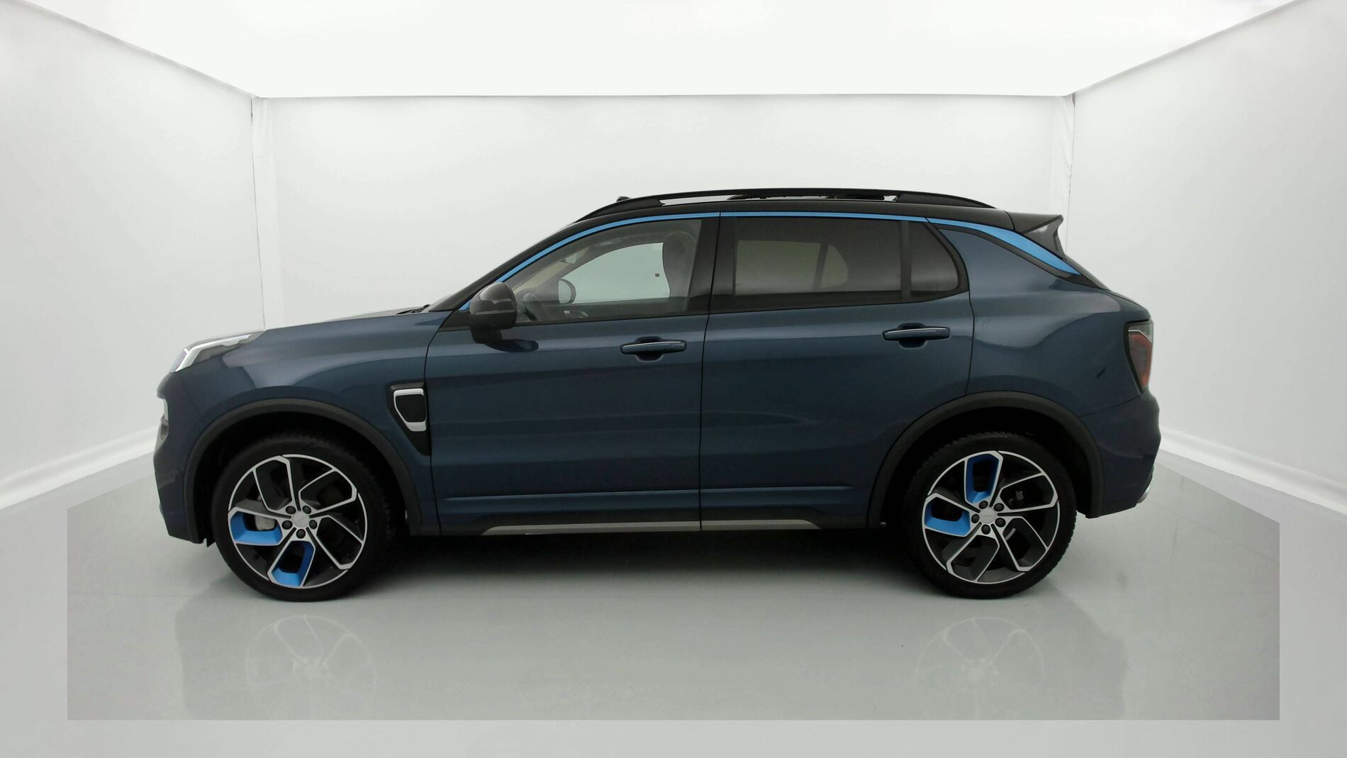lynk&co 1 nv 1.5 PHEV 261 2022 blue 3