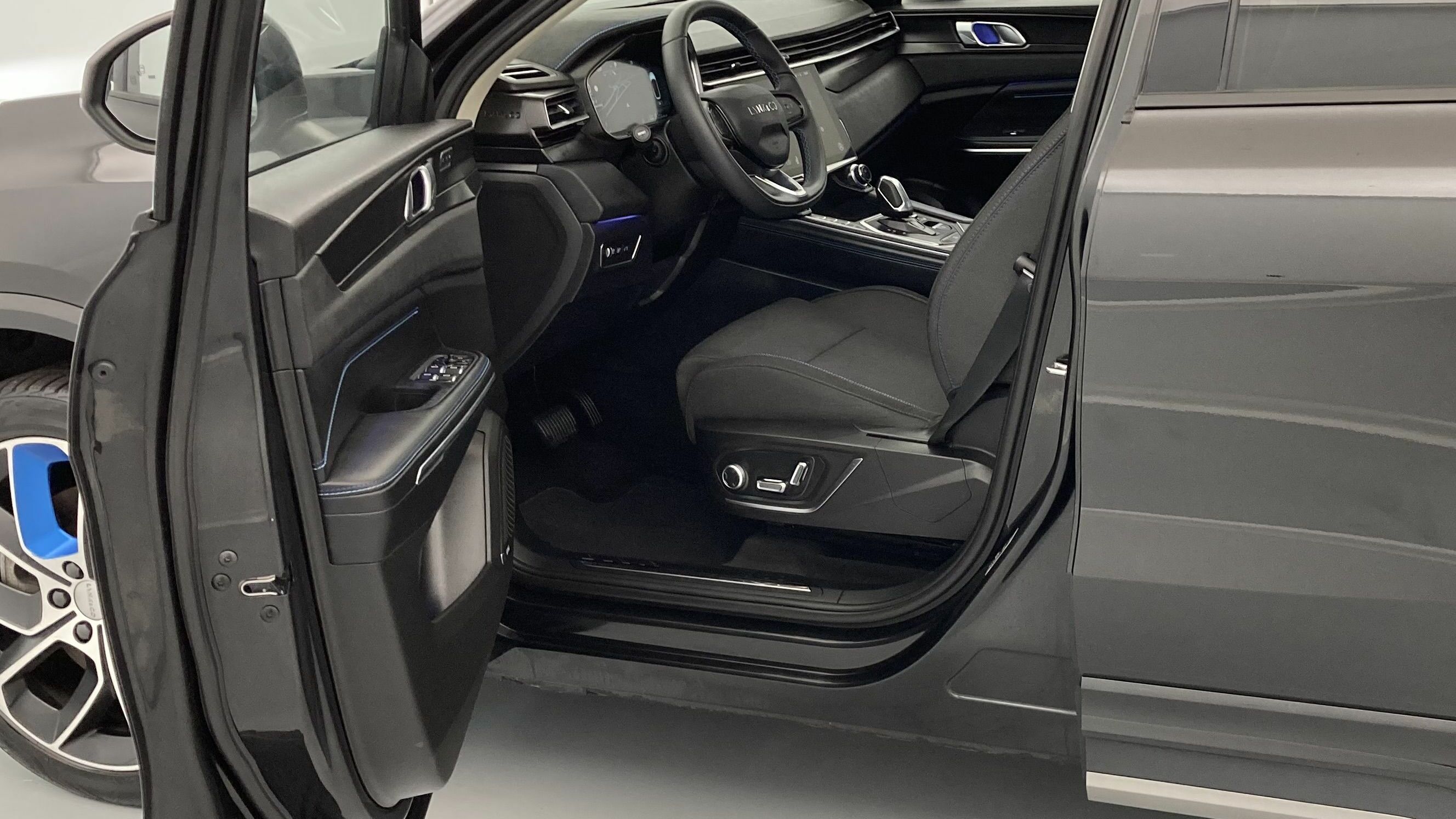 lynk&co 1 nv 1.5 PHEV 261 2022 black 13