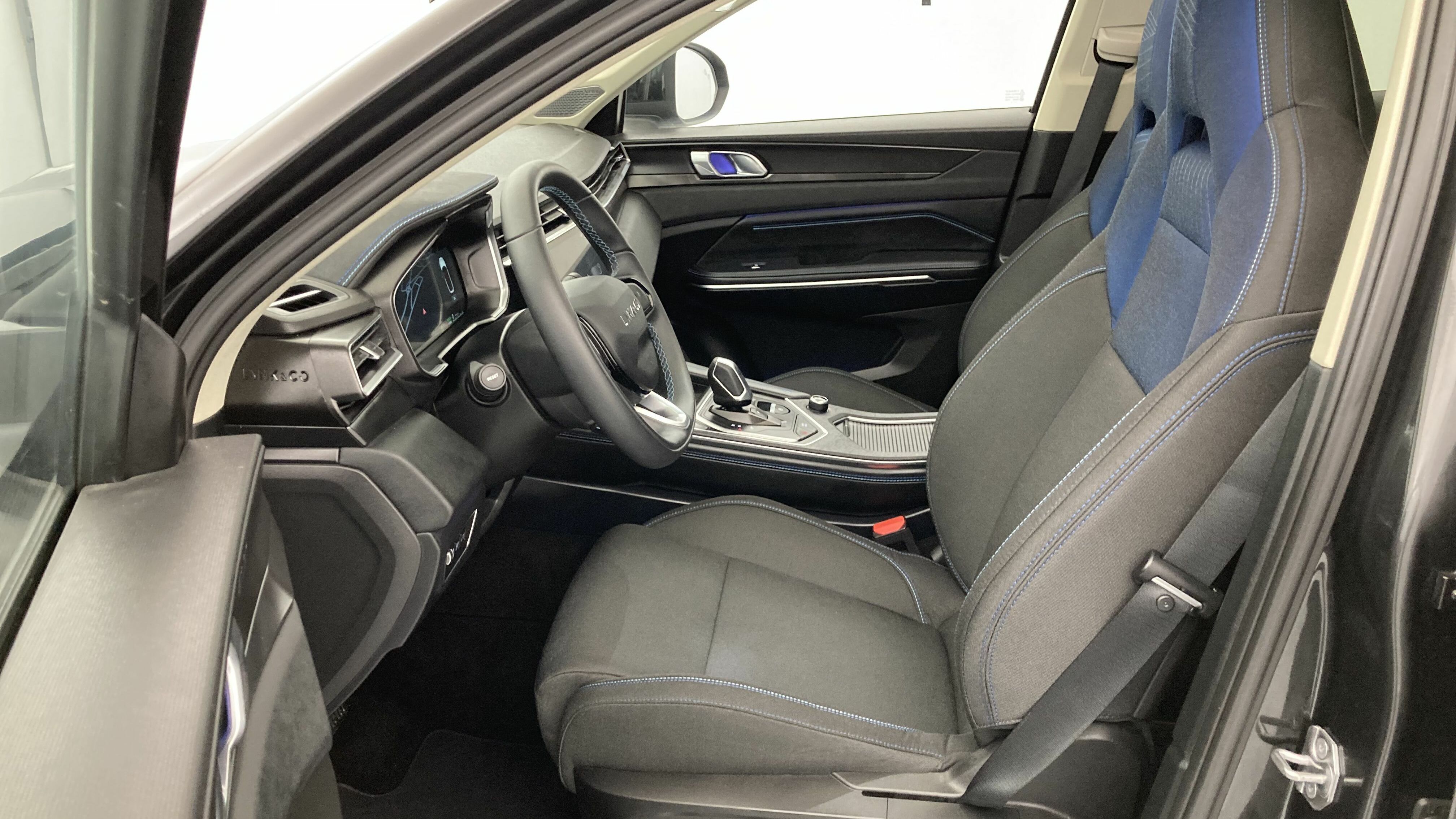 lynk&co 1 nv 1.5 PHEV 261 2022 black 14