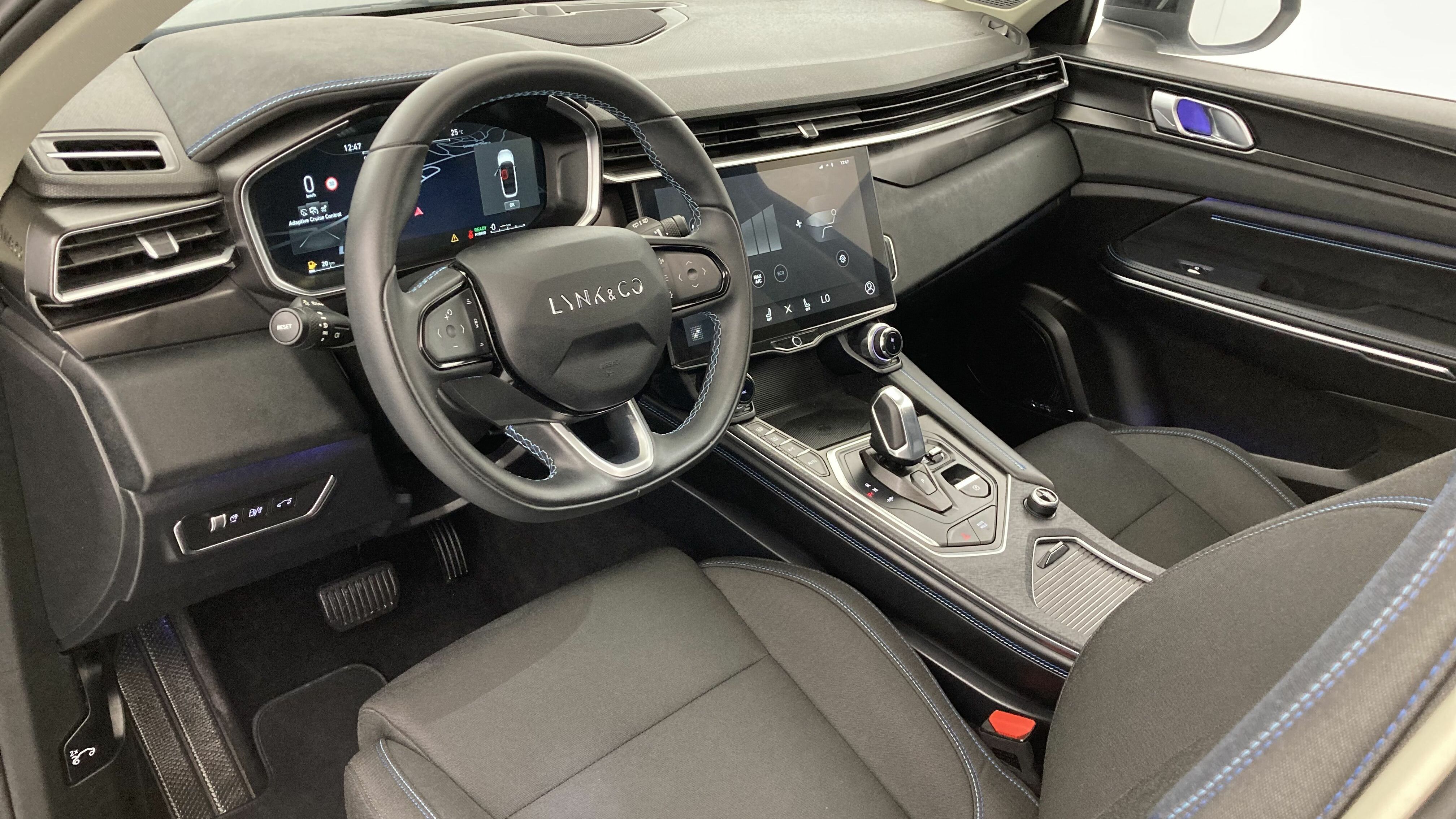 lynk&co 1 nv 1.5 PHEV 261 2022 black 15