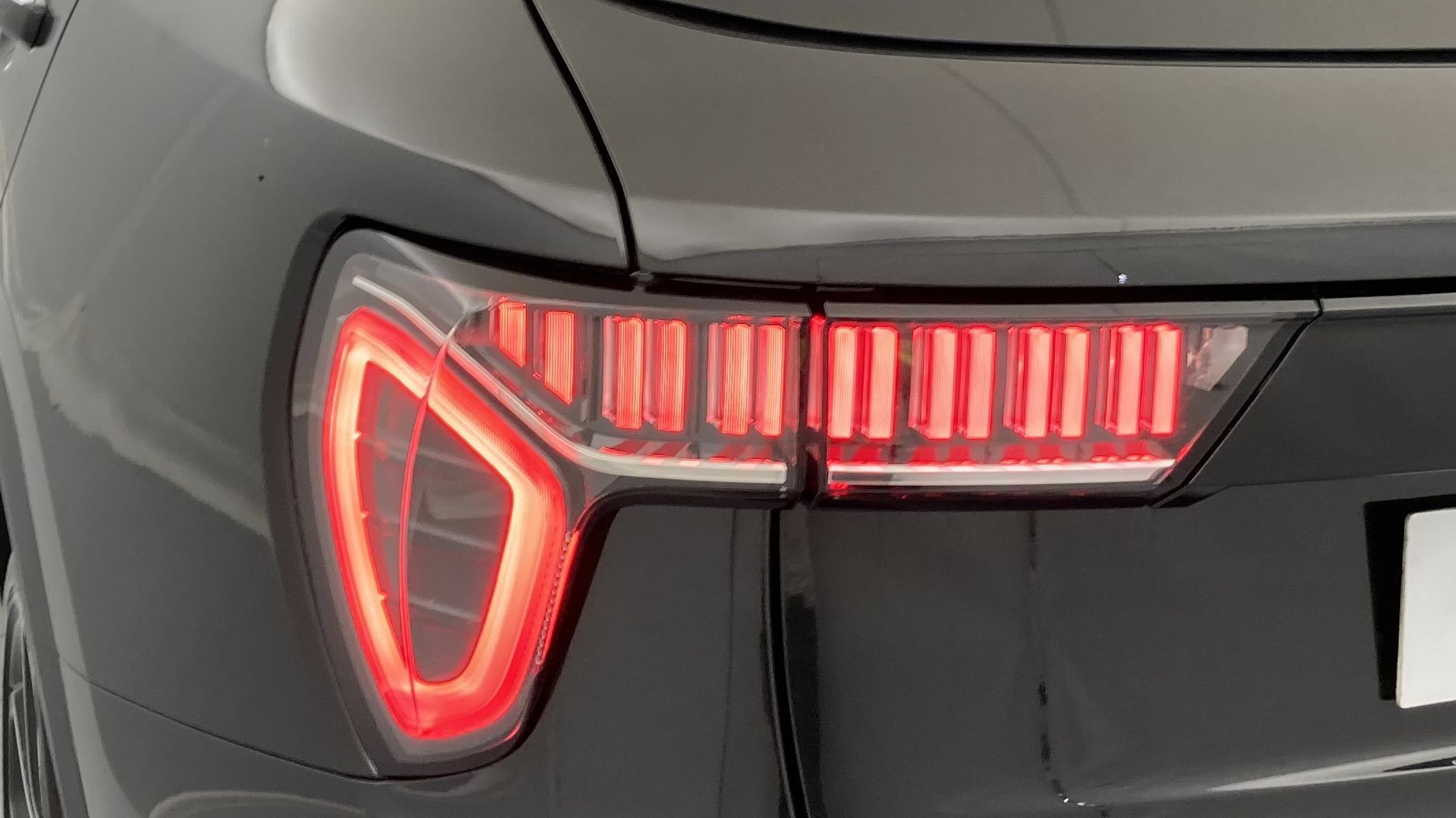 lynk&co 1 nv 1.5 PHEV 261 2022 black 30