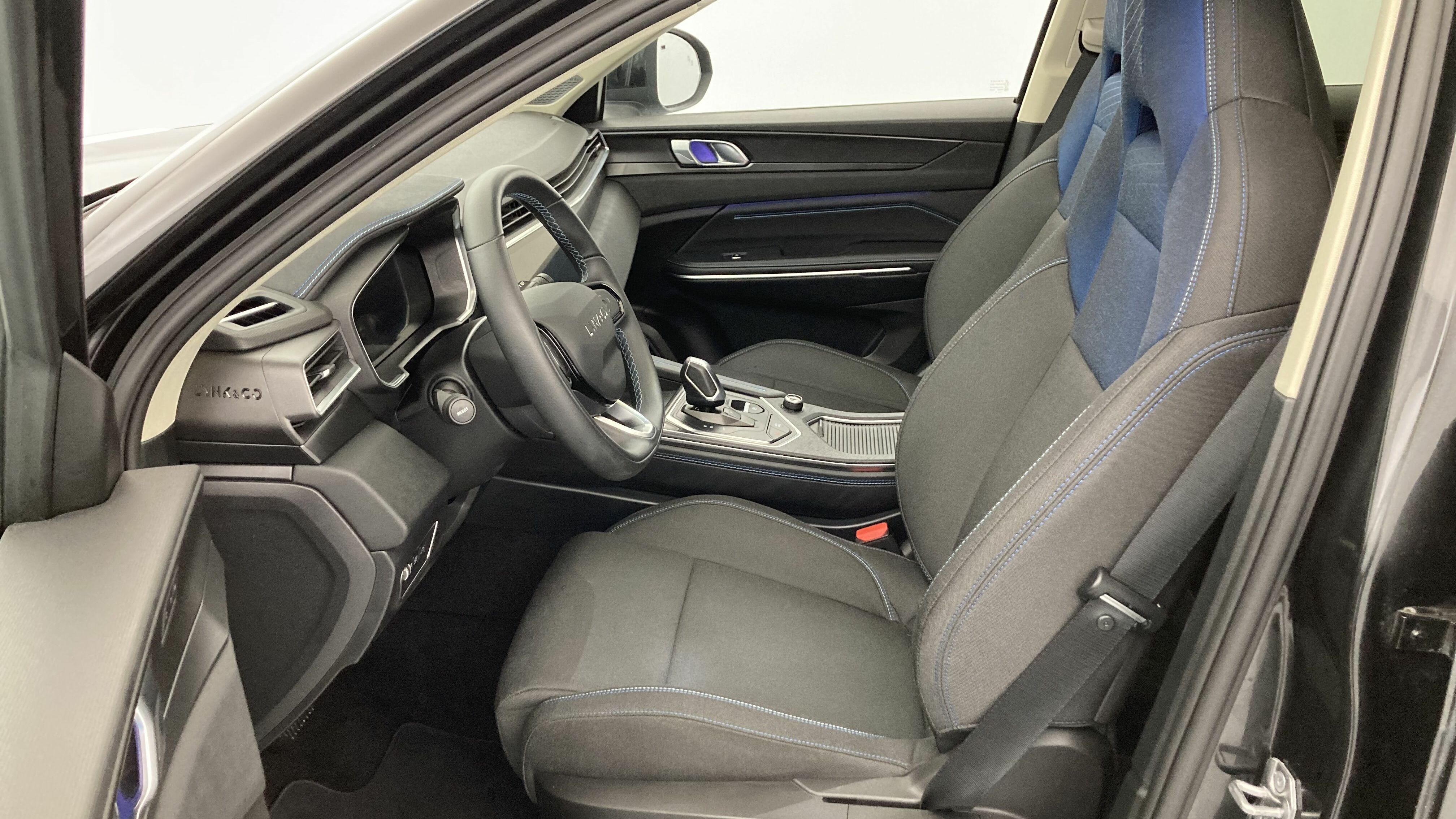 lynk&co 1 nv 1.5 PHEV 261 2022 black 14