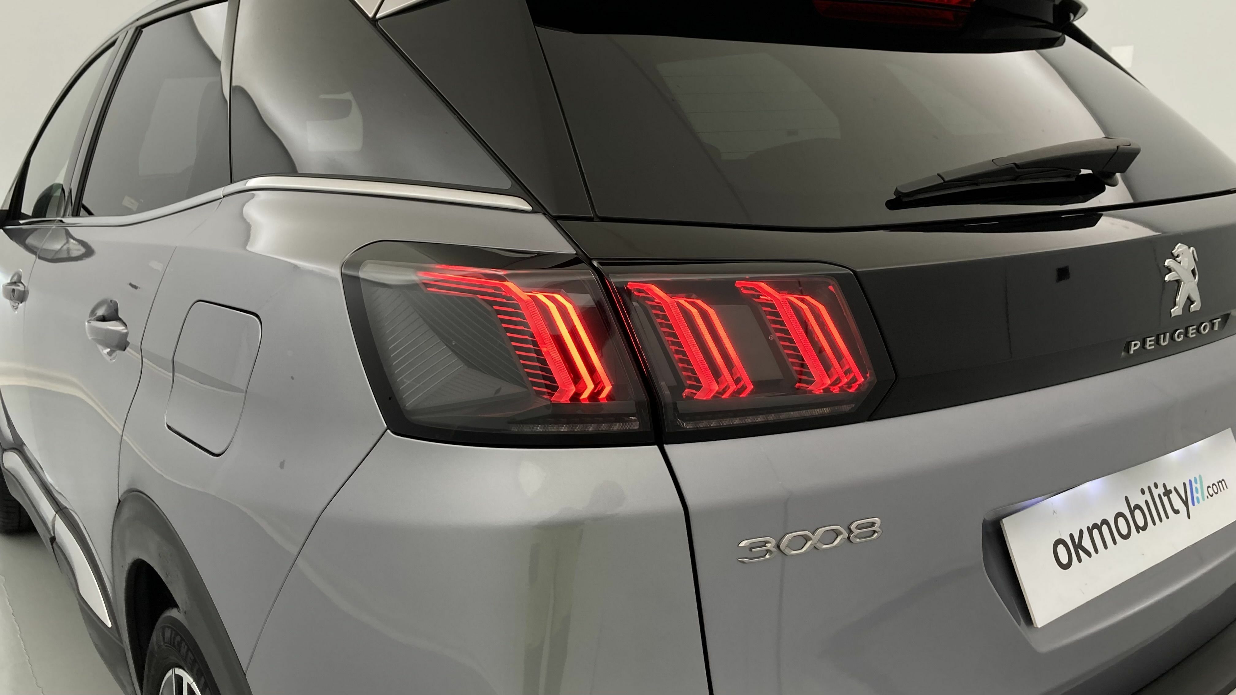 peugeot 3008 gt pack 1.6 HYBRID 300 EAT PHEV 2022 gris artense / negro 28