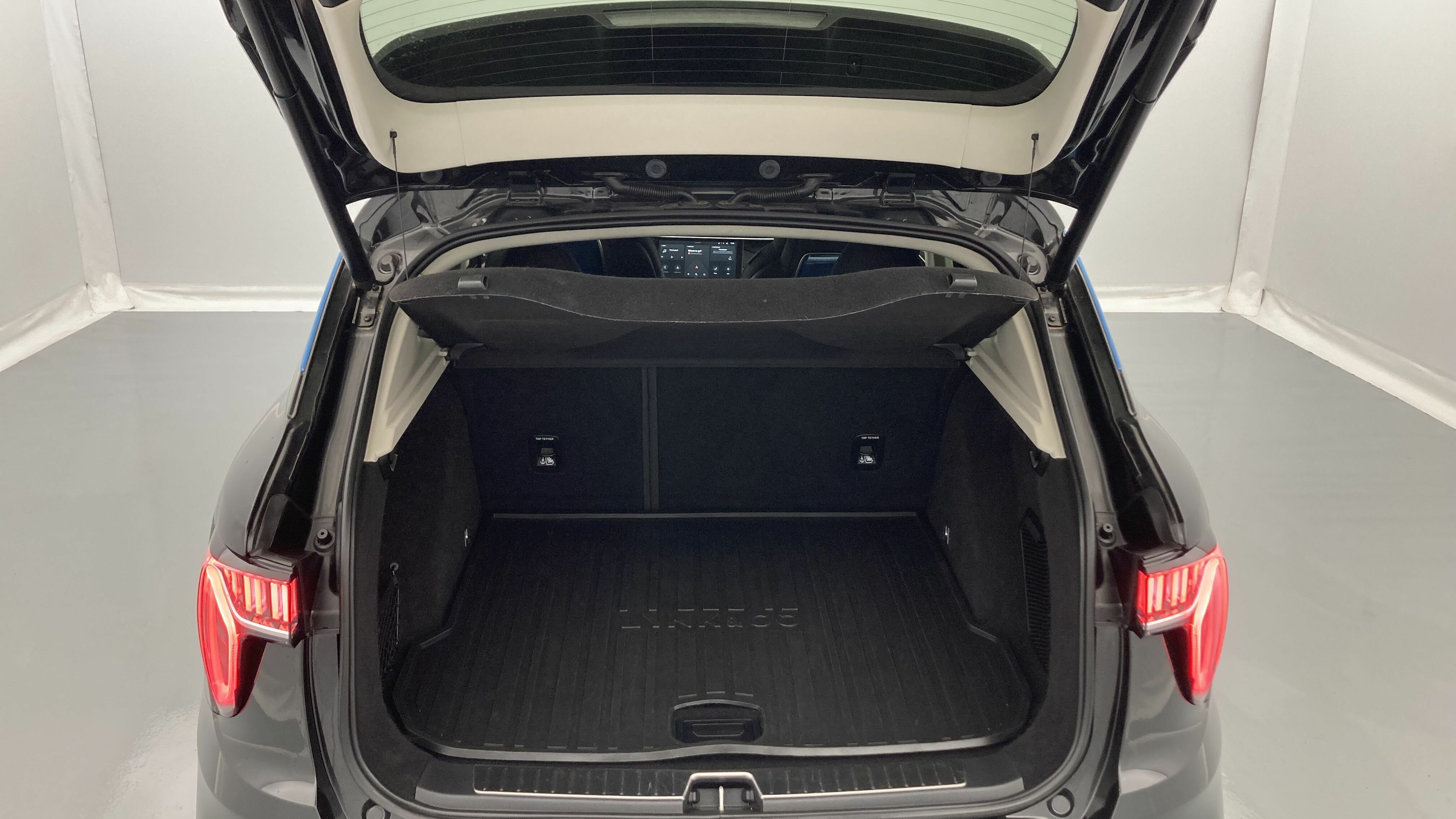 lynk&co 1 nv 1.5 PHEV 261 2022 black 21