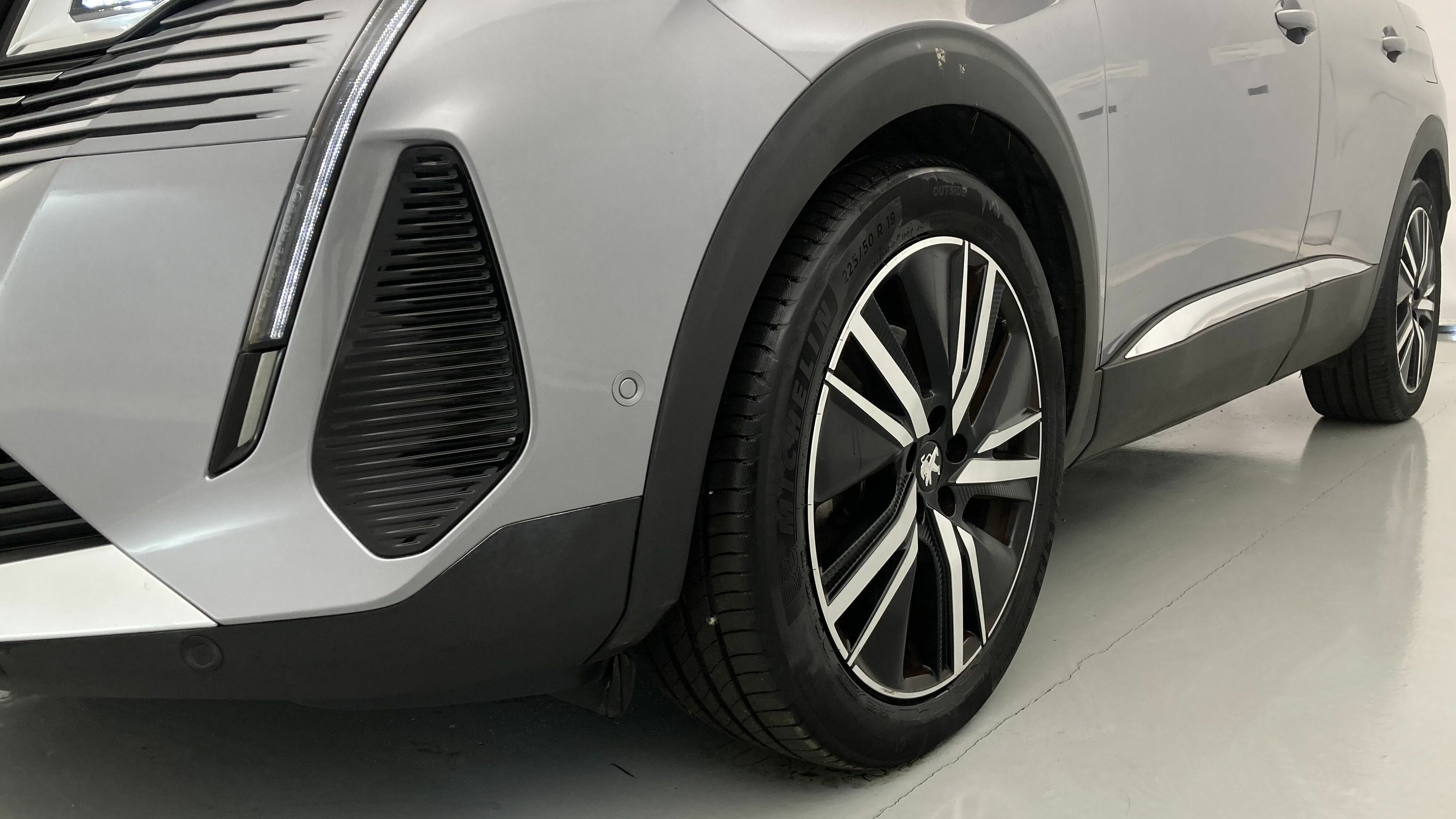 peugeot 3008 gt pack 1.6 HYBRID 300 EAT PHEV 2022 gris artense / negro 24