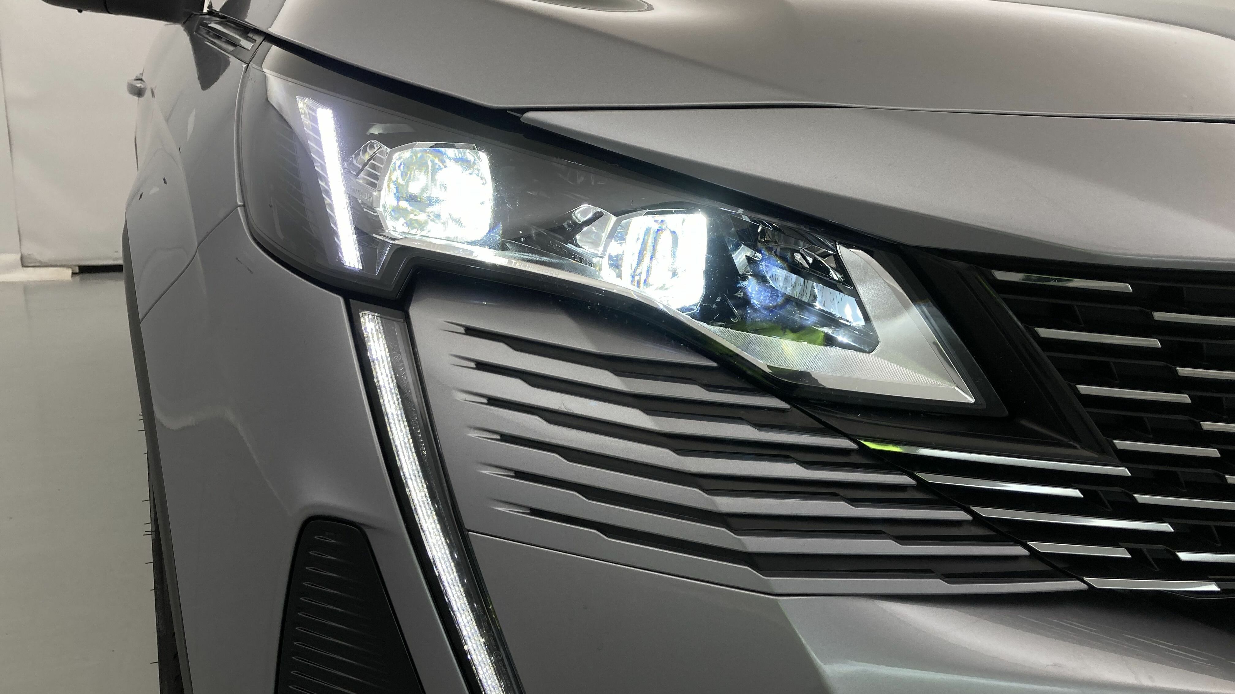 peugeot 3008 gt pack 1.6 HYBRID 300 EAT PHEV 2022 gris artense / negro 27