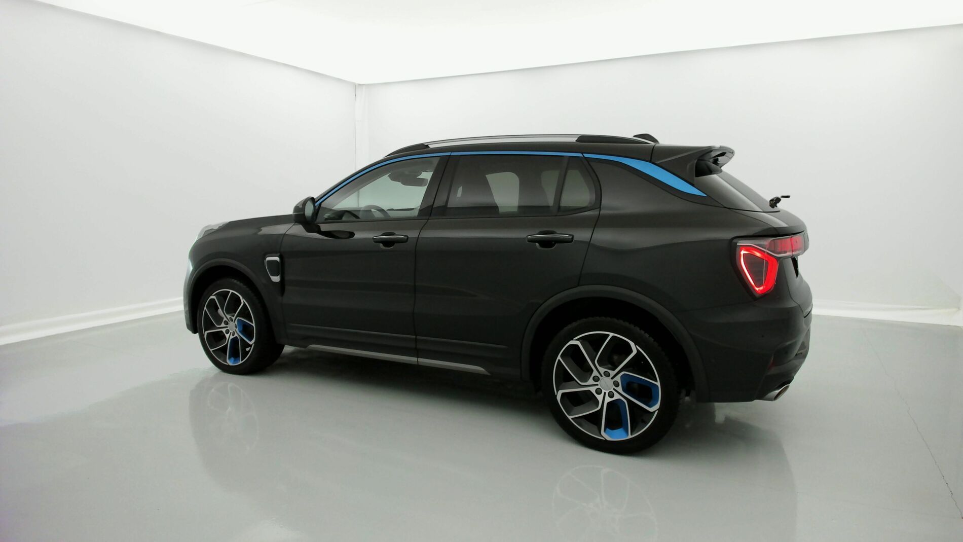 lynk&co 01 nv 1.5 PHEV 261 2022 black 4