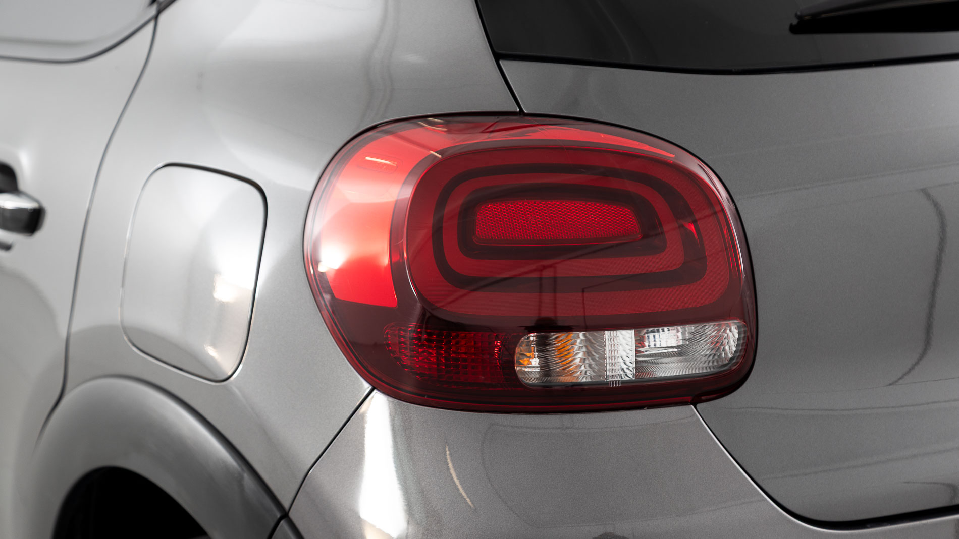 citroen c3 origin max 1.2 PURETECH 83 2024 gris platino / negro 28