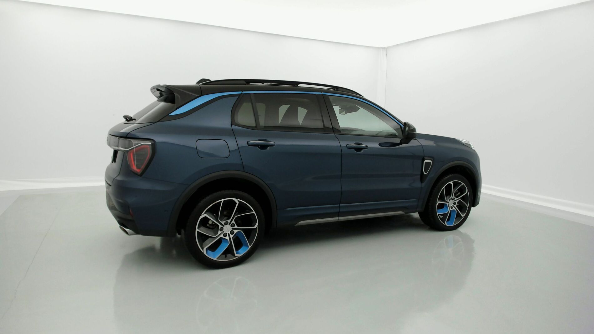 lynk&co 1 nv 1.5 PHEV 261 2022 blue 9