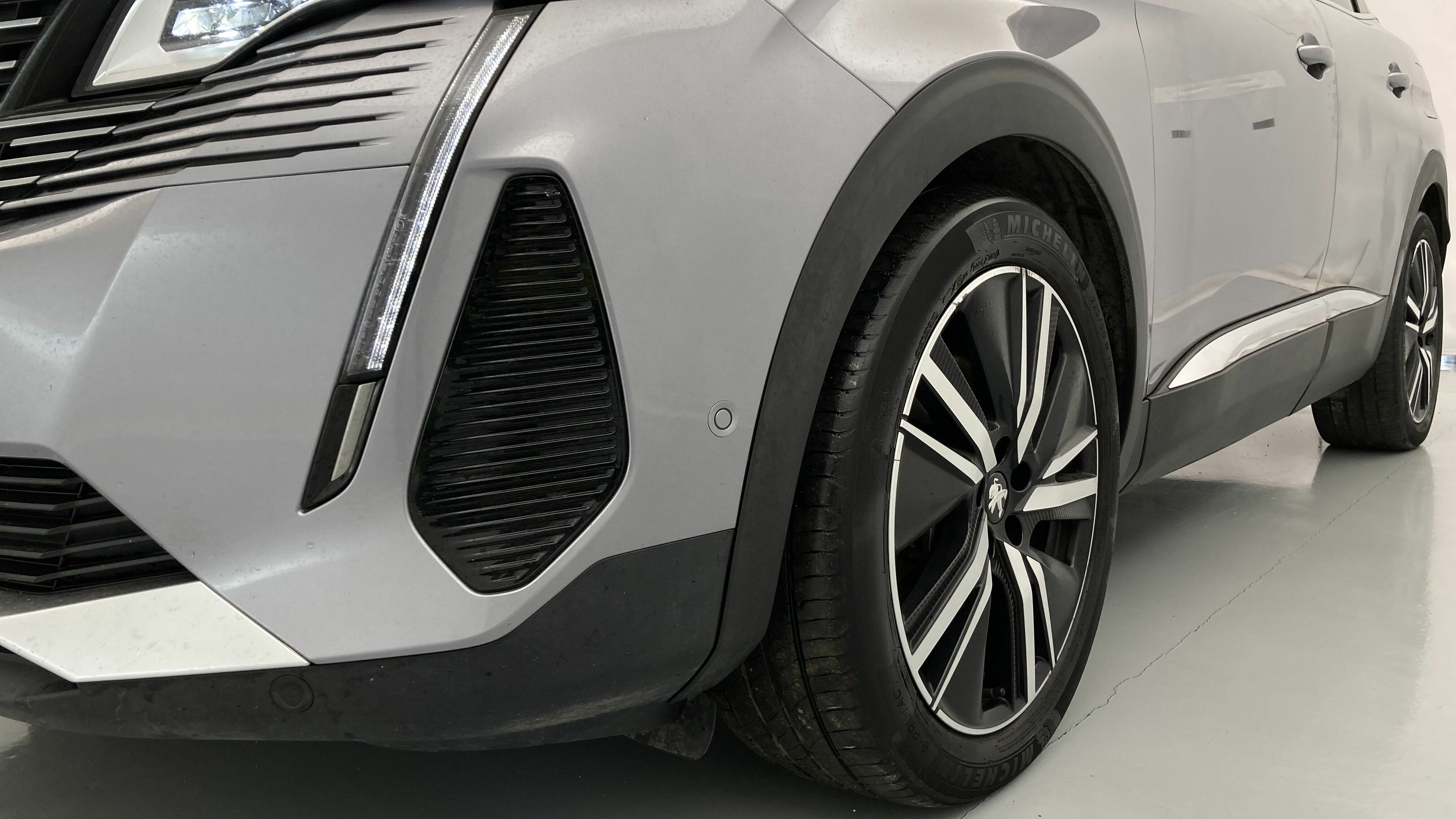 peugeot 3008 gt pack 1.6 HYBRID 300 EAT PHEV 2022 gris artense / negro 25