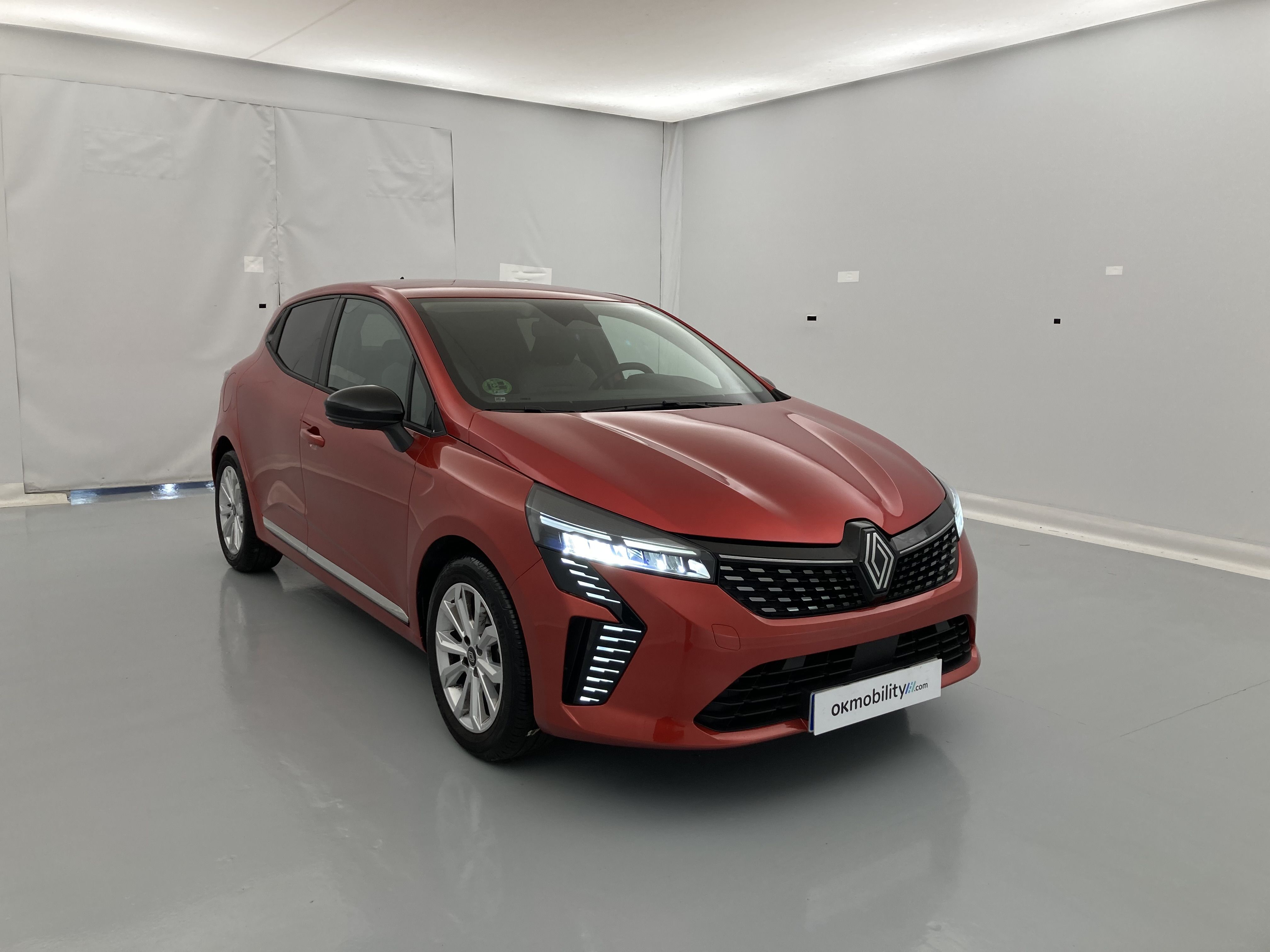 renault clio evolution 1.5 DCI 100 2025 rojo deseo 17