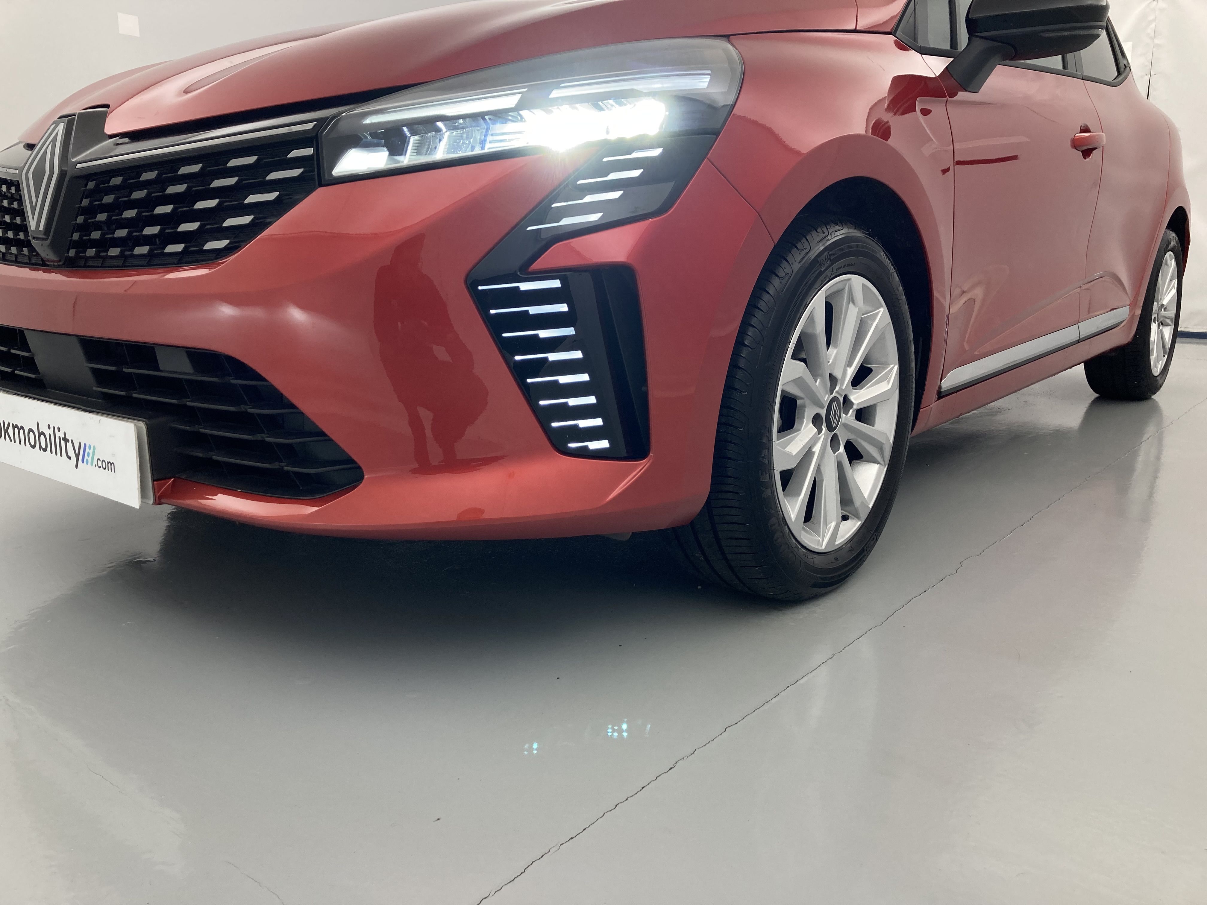 renault clio evolution 1.5 DCI 100 2025 rojo deseo 27