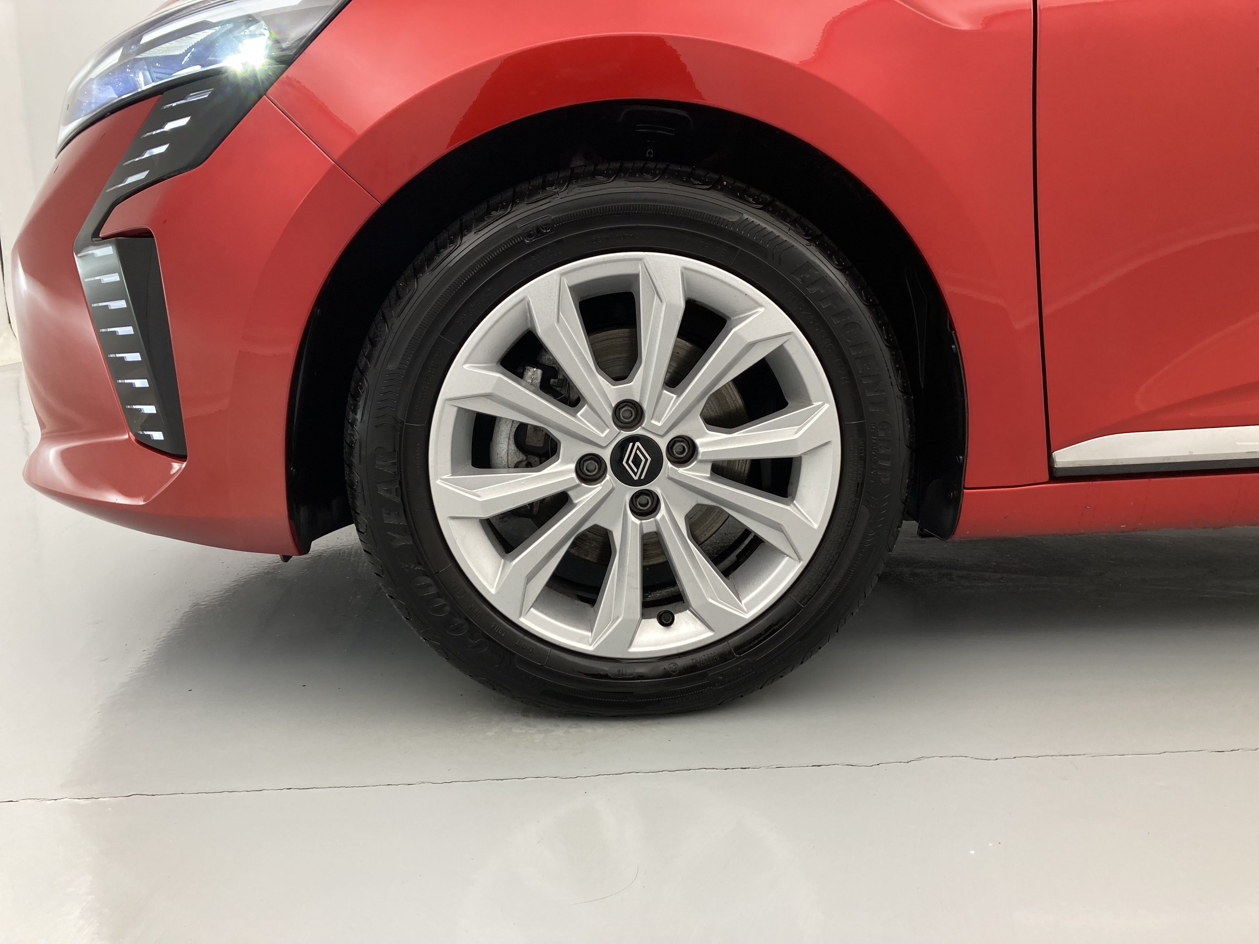 renault clio evolution 1.5 DCI 100 2025 rojo deseo 28