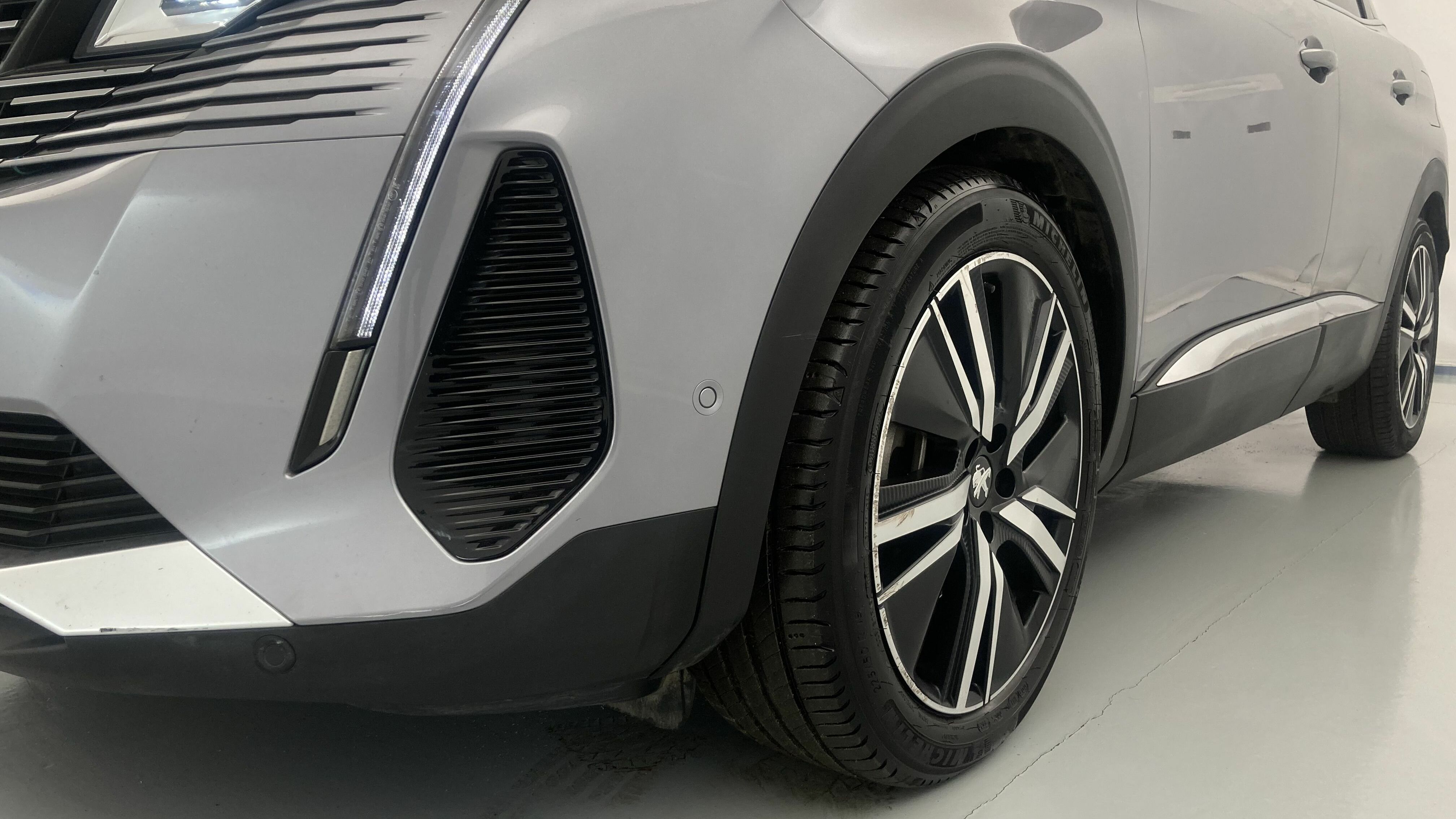 peugeot 3008 gt pack 1.6 HYBRID 300 EAT PHEV 2022 gris artense / negro 25