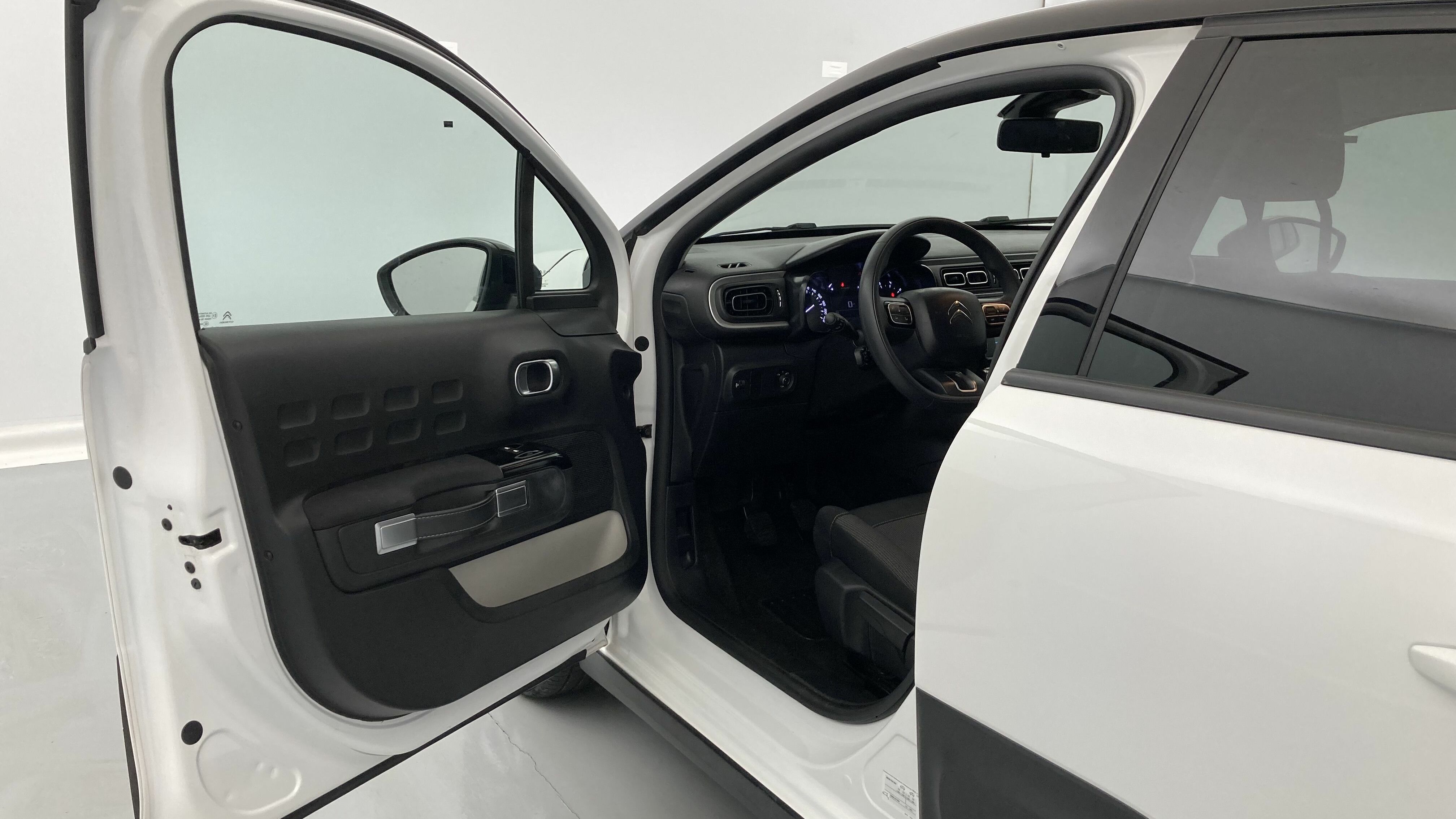 citroen c3 origin max 1.2 PURETECH 83 2024 blanco banquise / negro 14