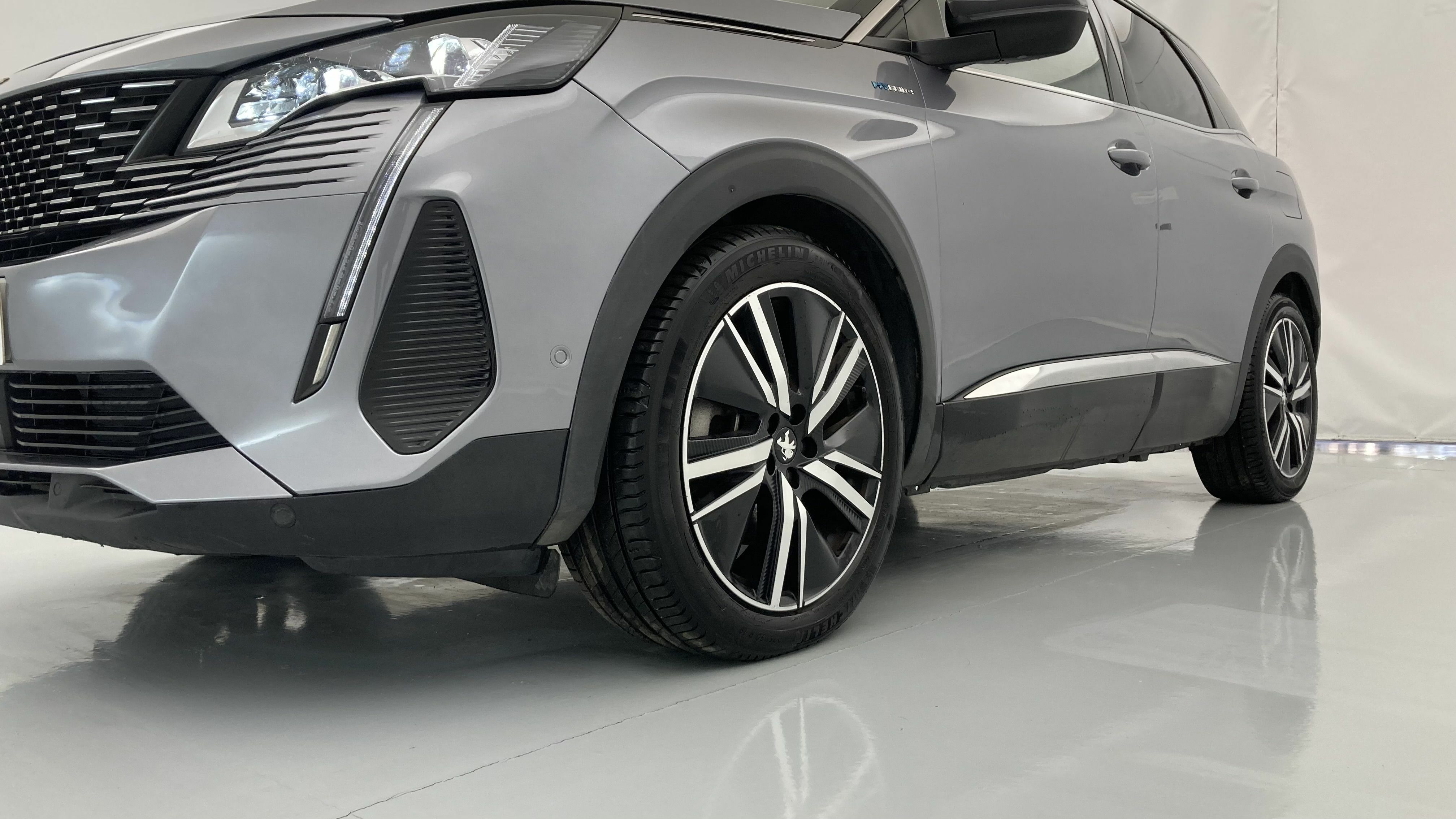 peugeot 3008 gt pack 1.6 HYBRID 300 EAT PHEV 2022 gris artense / negro 25