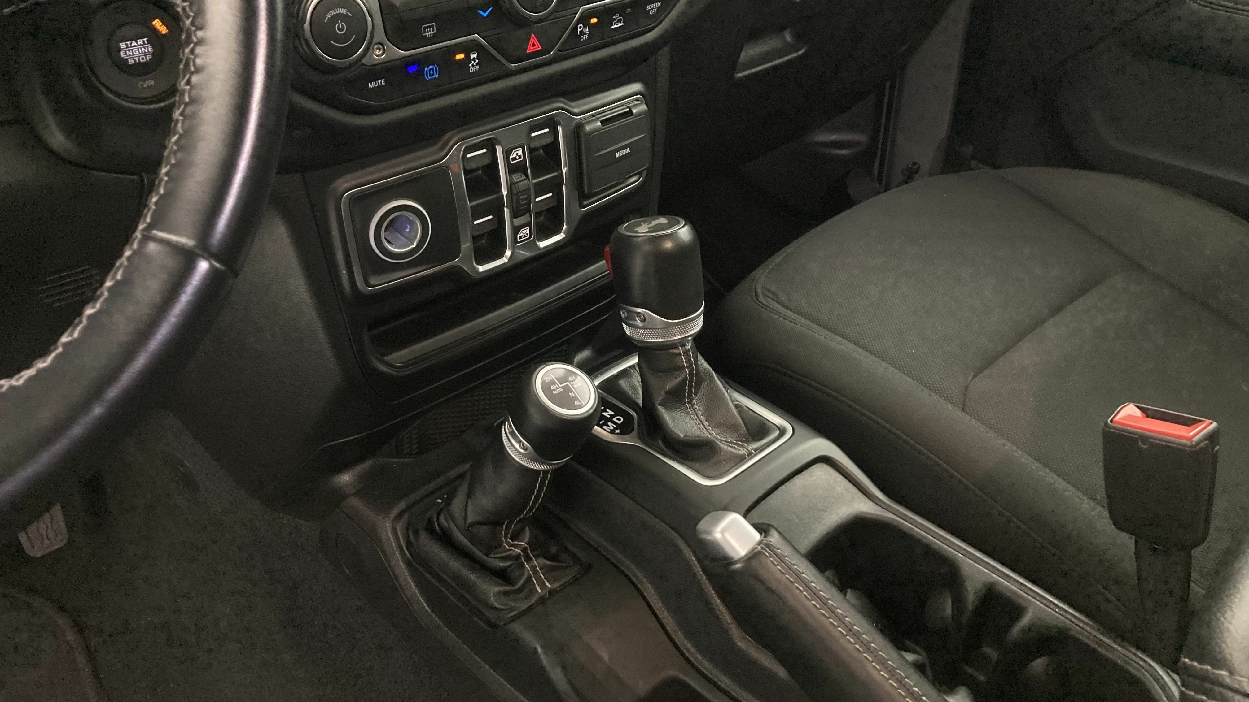 jeep wrangler sahara 2.0 PHEV 380 8ATX 2022 gris sting 19