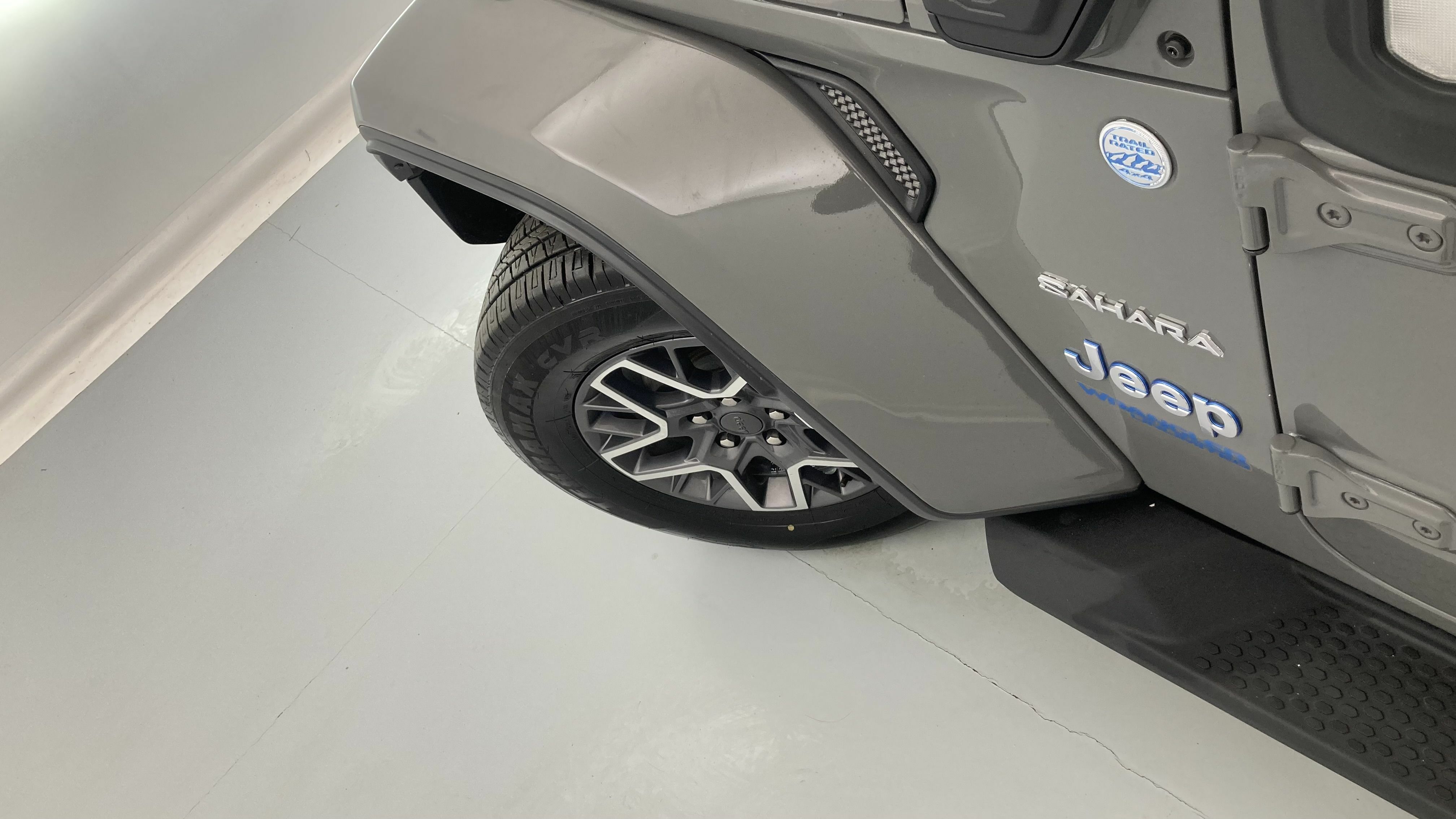 jeep wrangler sahara 2.0 PHEV 380 8ATX 2022 gris sting 27