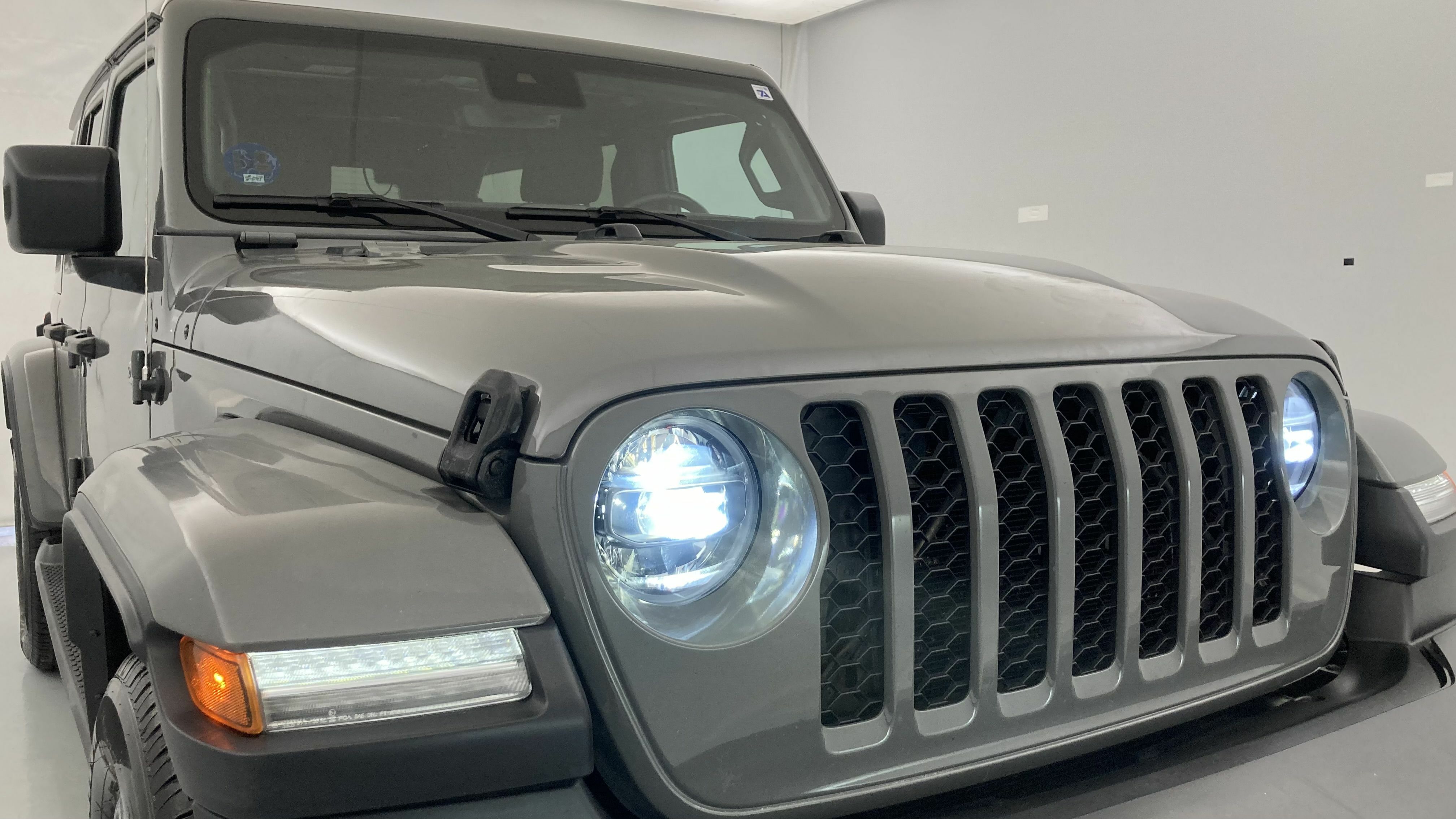 jeep wrangler sahara 2.0 PHEV 380 8ATX 2022 gris sting 28