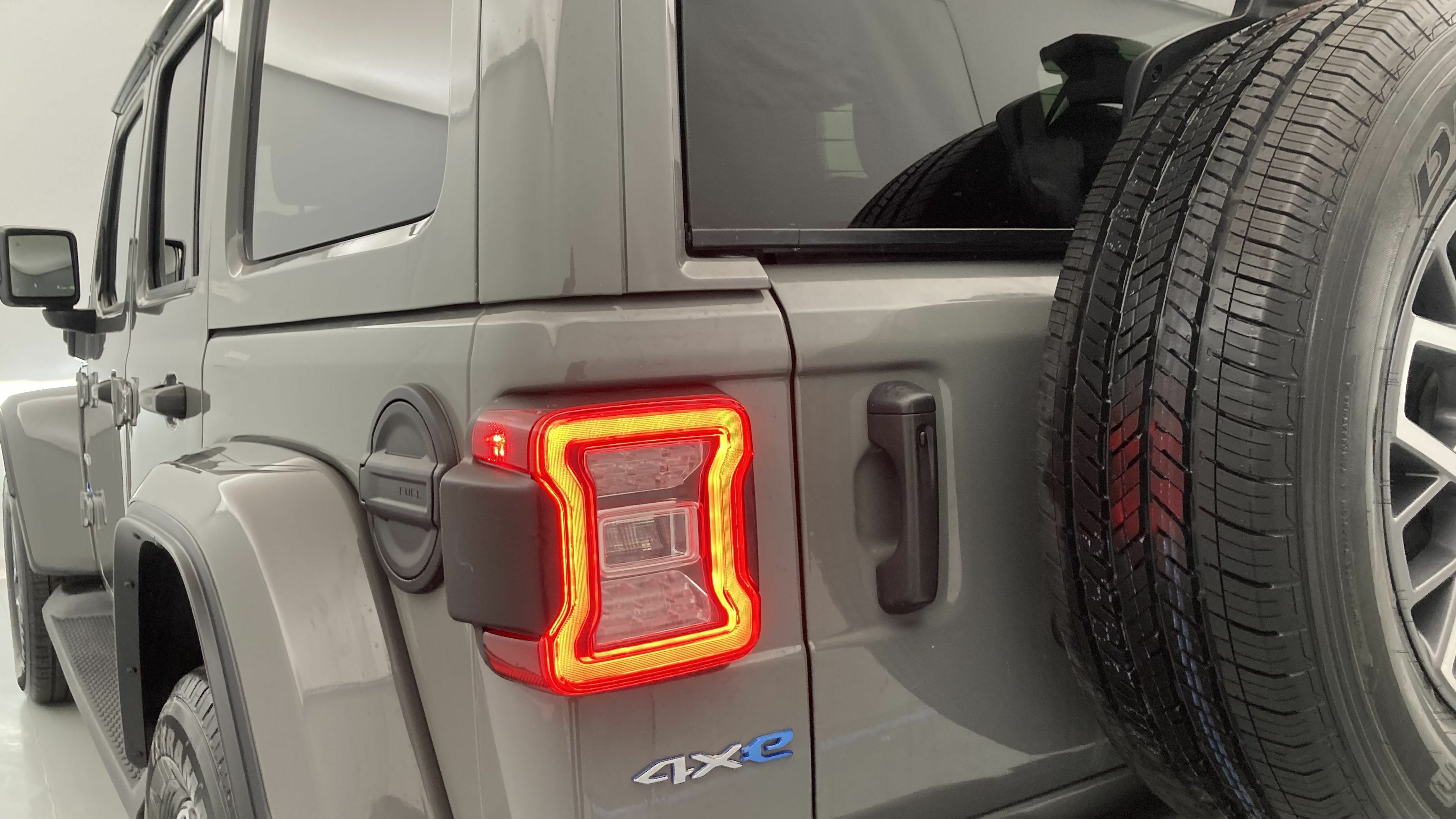 jeep wrangler sahara 2.0 PHEV 380 8ATX 2022 gris sting 29