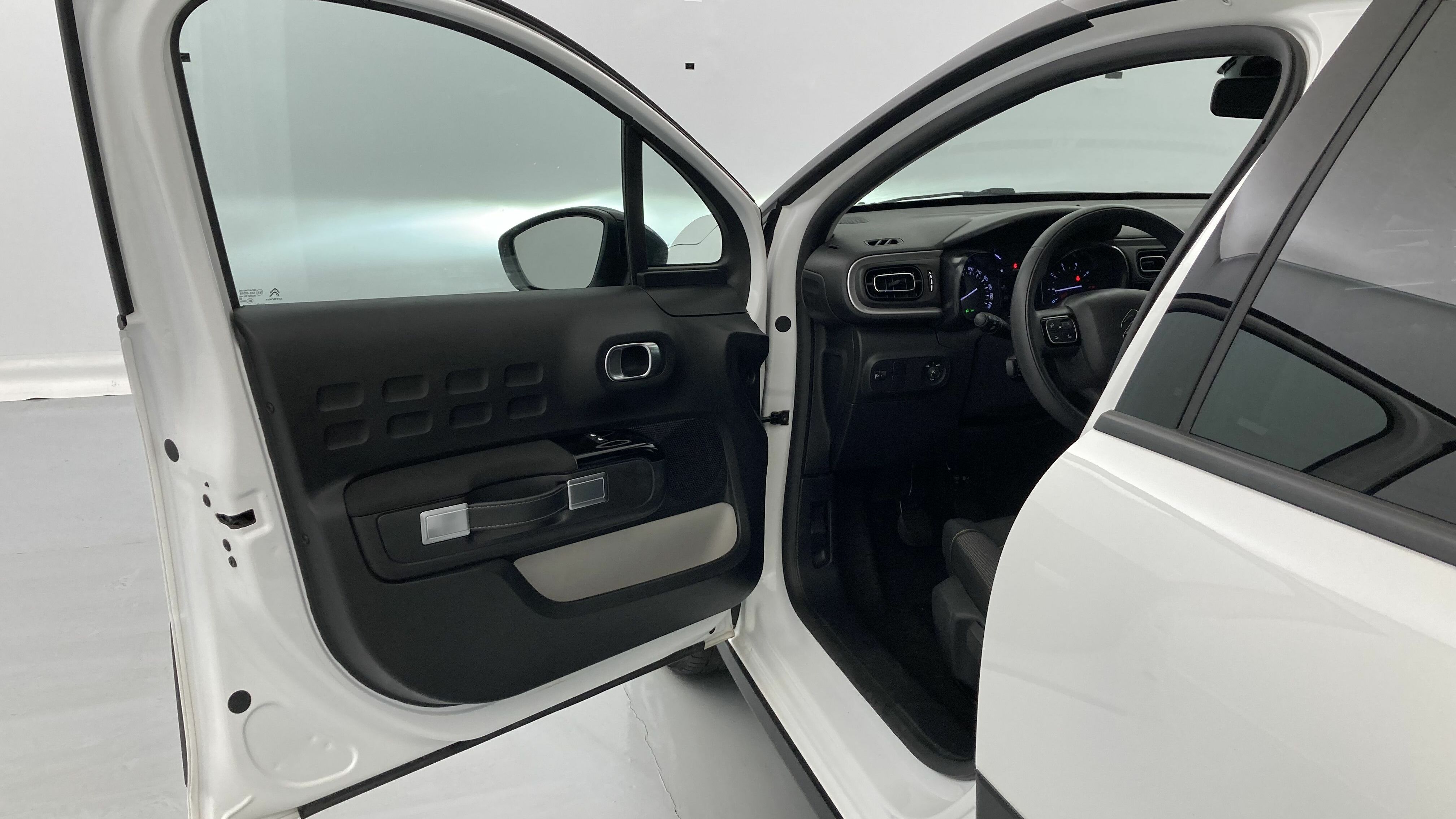 citroen c3 origin max 1.2 PURETECH 83 2024 blanco banquise / negro 14