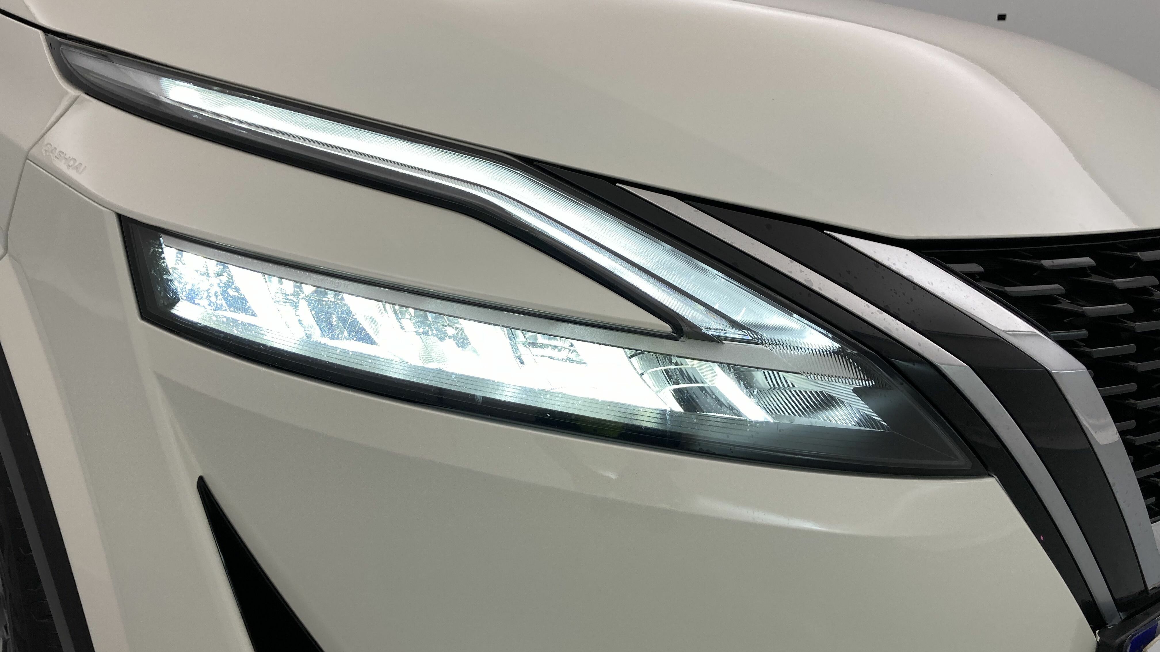 nissan qashqai tekna 1.3 DIG-T 140 MHEV 2022 blanc lunaire / noir 29