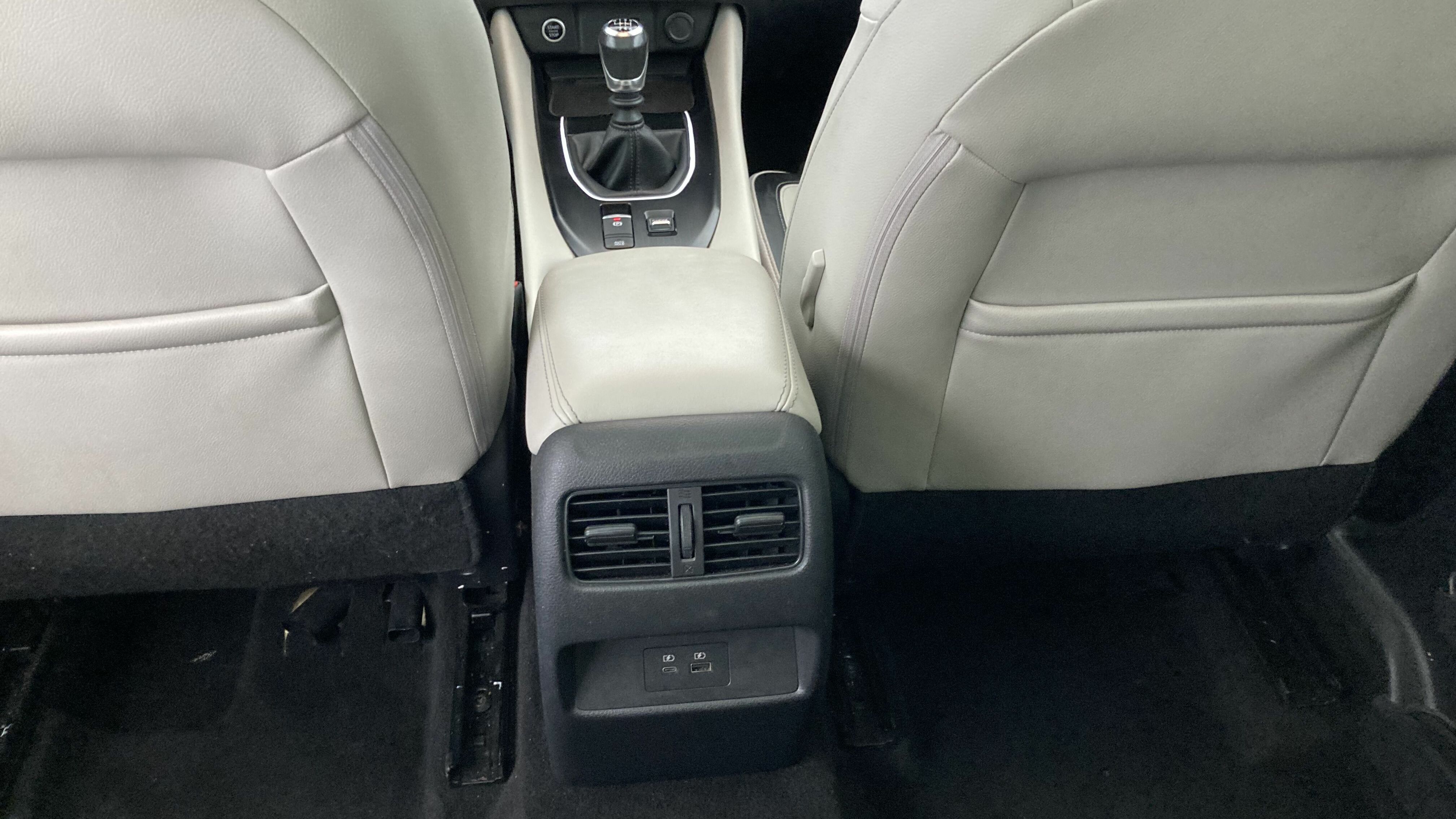 nissan qashqai tekna 1.3 DIG-T 140 MHEV 2022 blanc lunaire 22