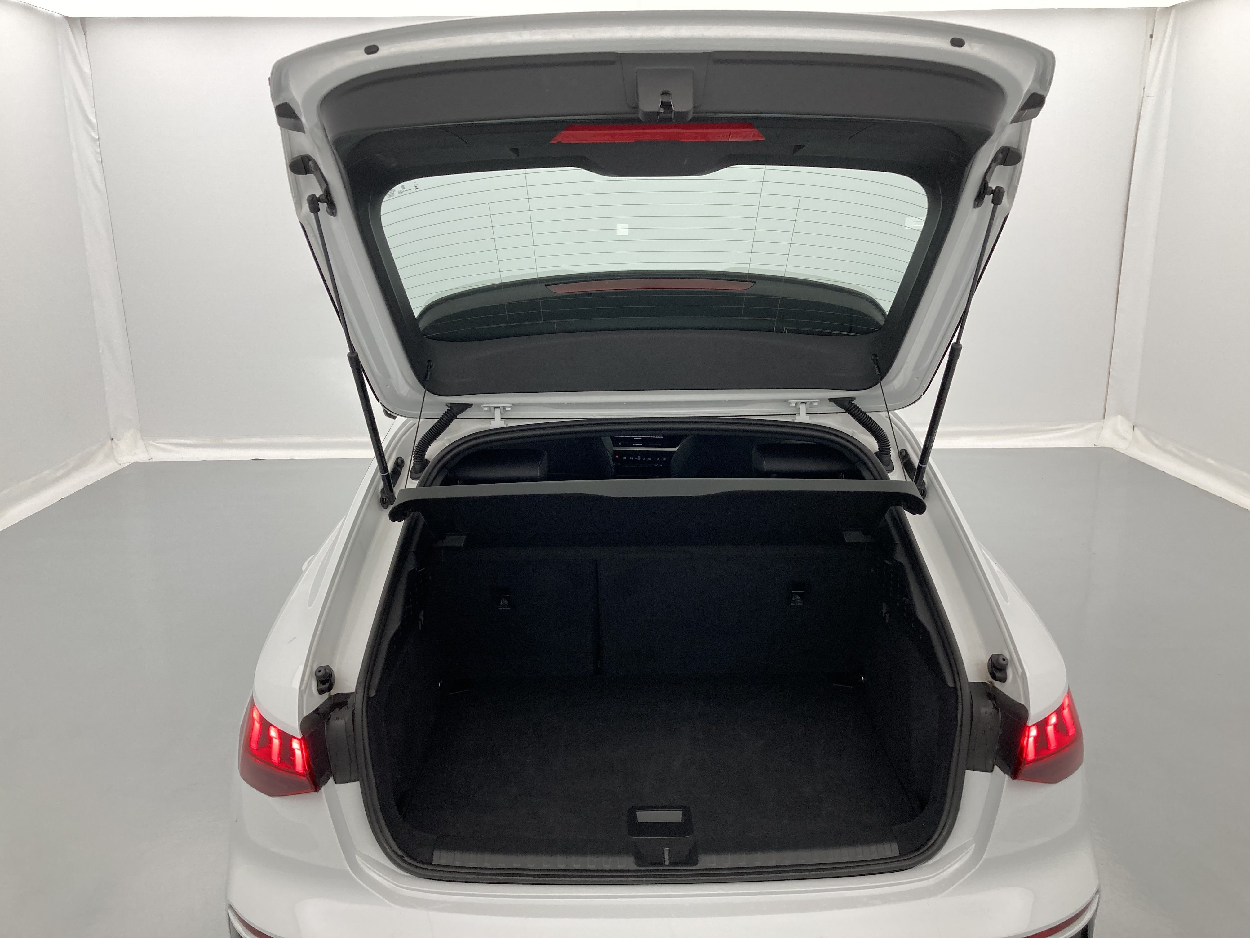 audi a3 sportback s line 35 TFSI 150 STRONIC 2023 gletscherweiss metallic 24