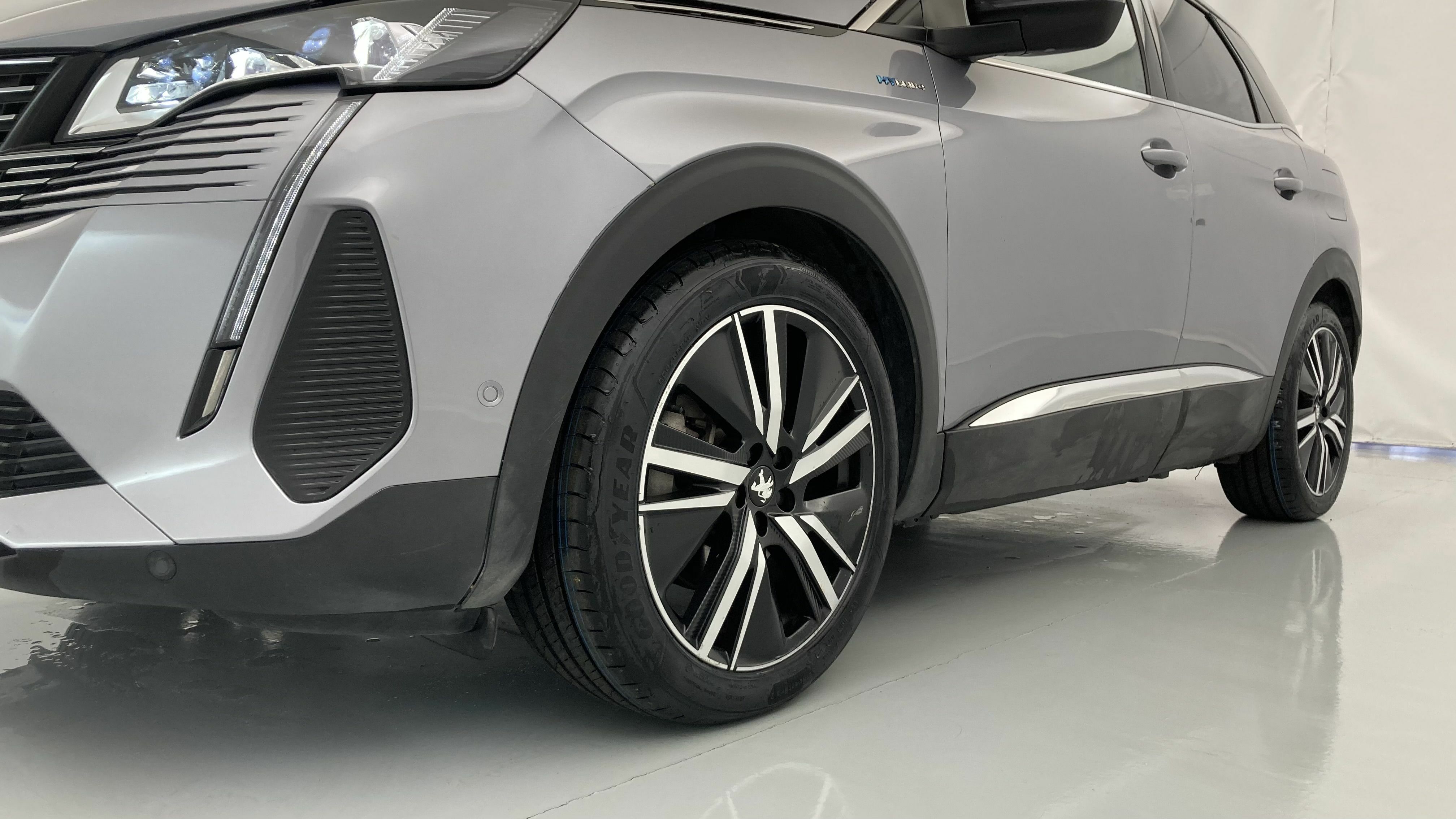 peugeot 3008 gt pack 1.6 HYBRID 300 EAT PHEV 2022 gris artense / negro 25