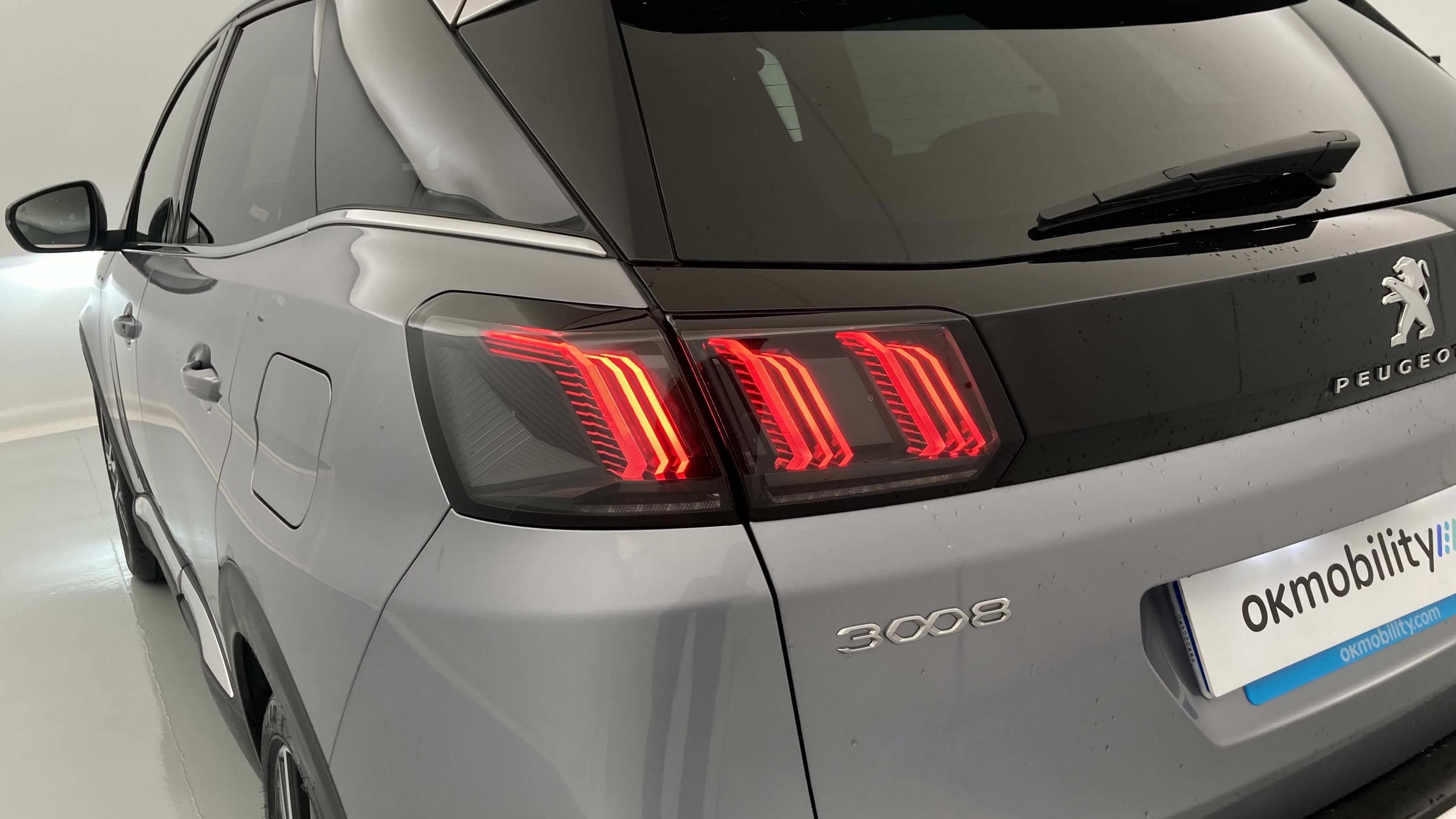 peugeot 3008 gt pack 1.6 HYBRID 300 EAT PHEV 2022 gris artense / negro 29