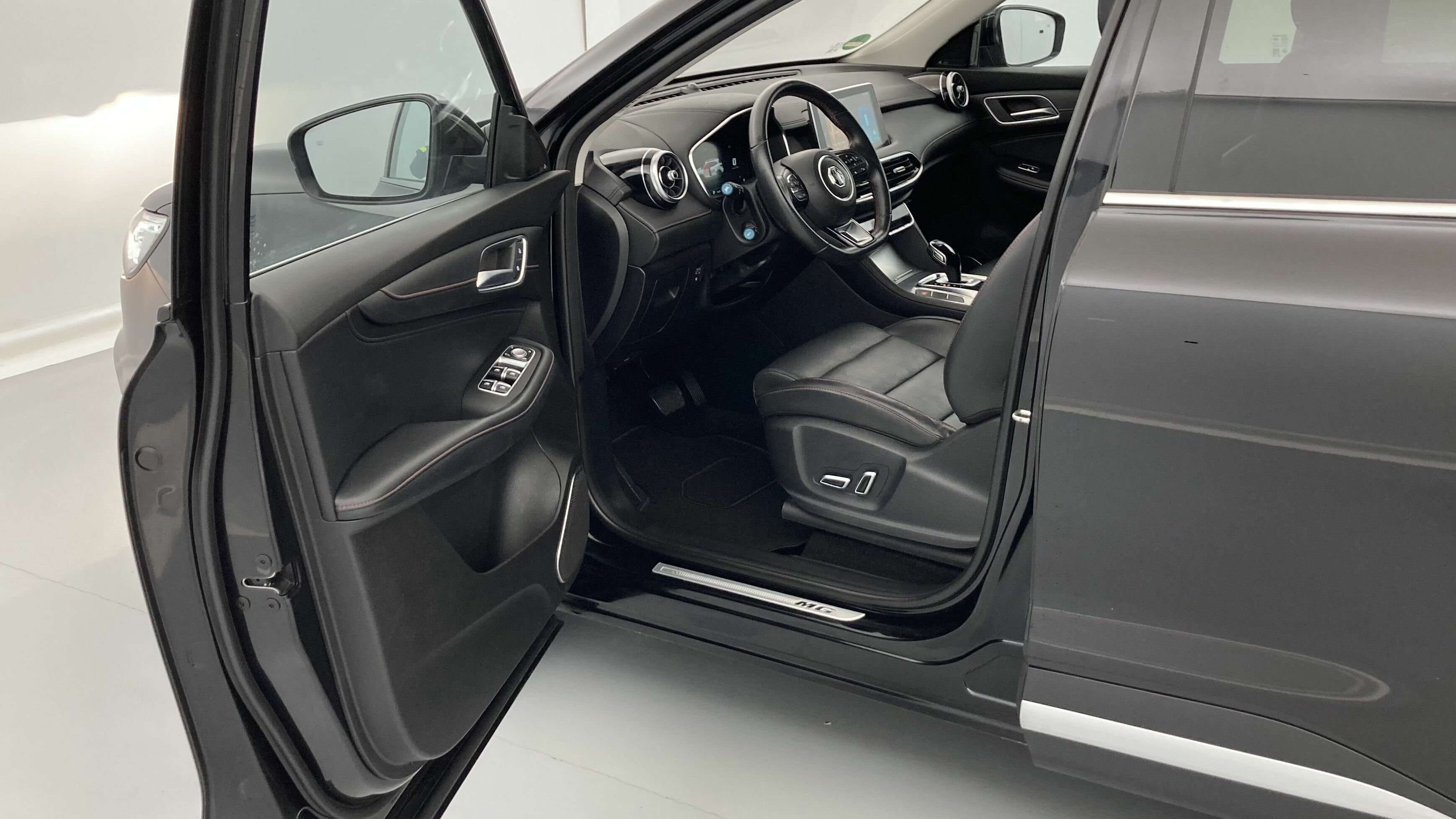 mg hs comfort 1.5 T-GDI 162 AT 2023 pebble black - pbc 14