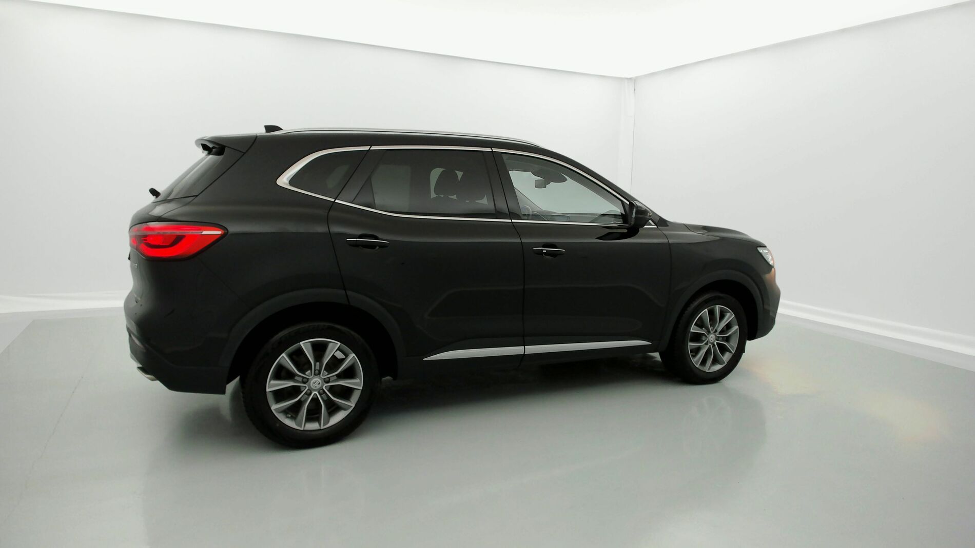 mg hs comfort 1.5 T-GDI 162 AT 2023 pebble black - pbc 13