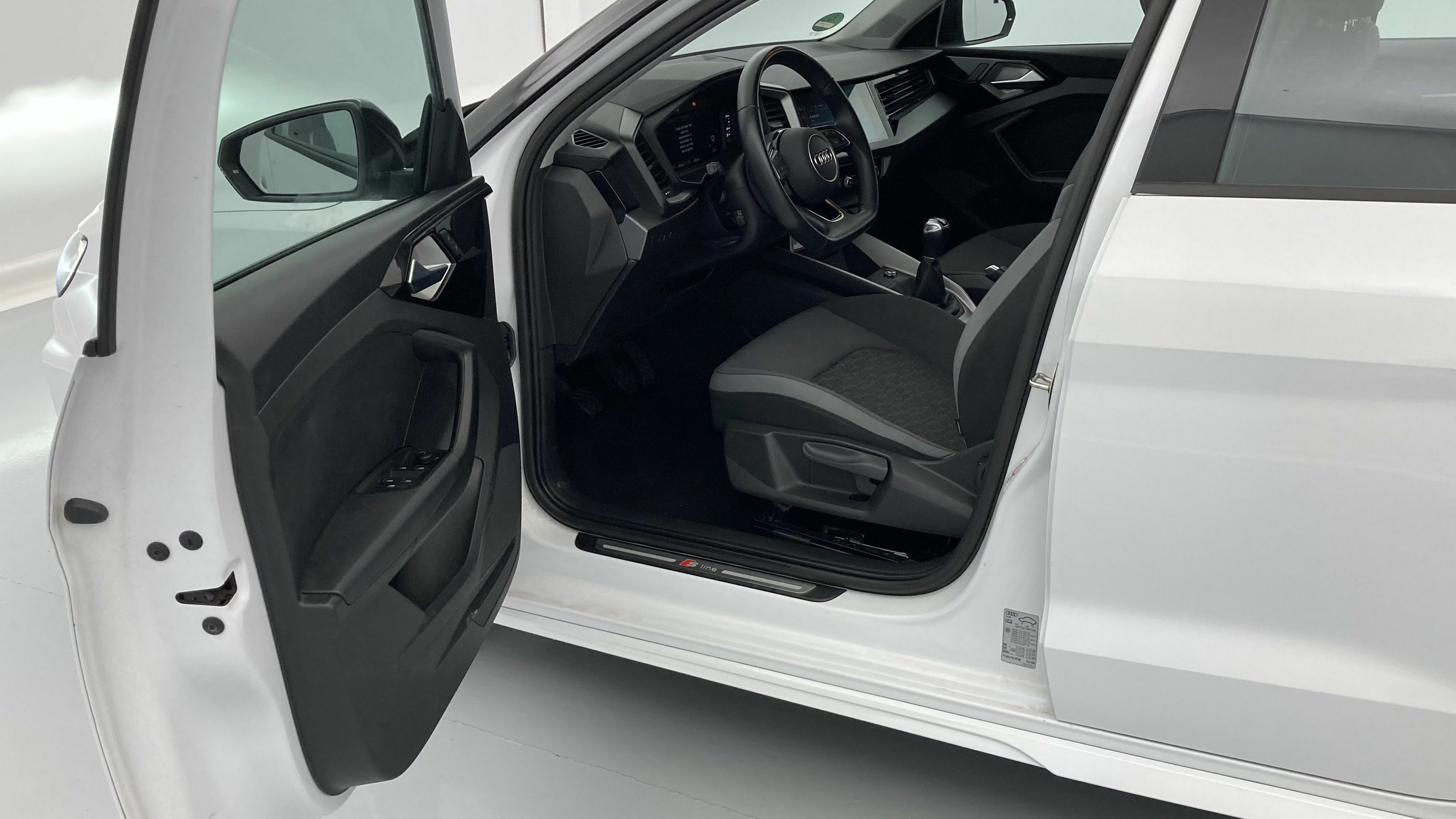 audi a1 sportback s line 30 TFSI 110 2022 gletscherweis / mythosschwarz 14