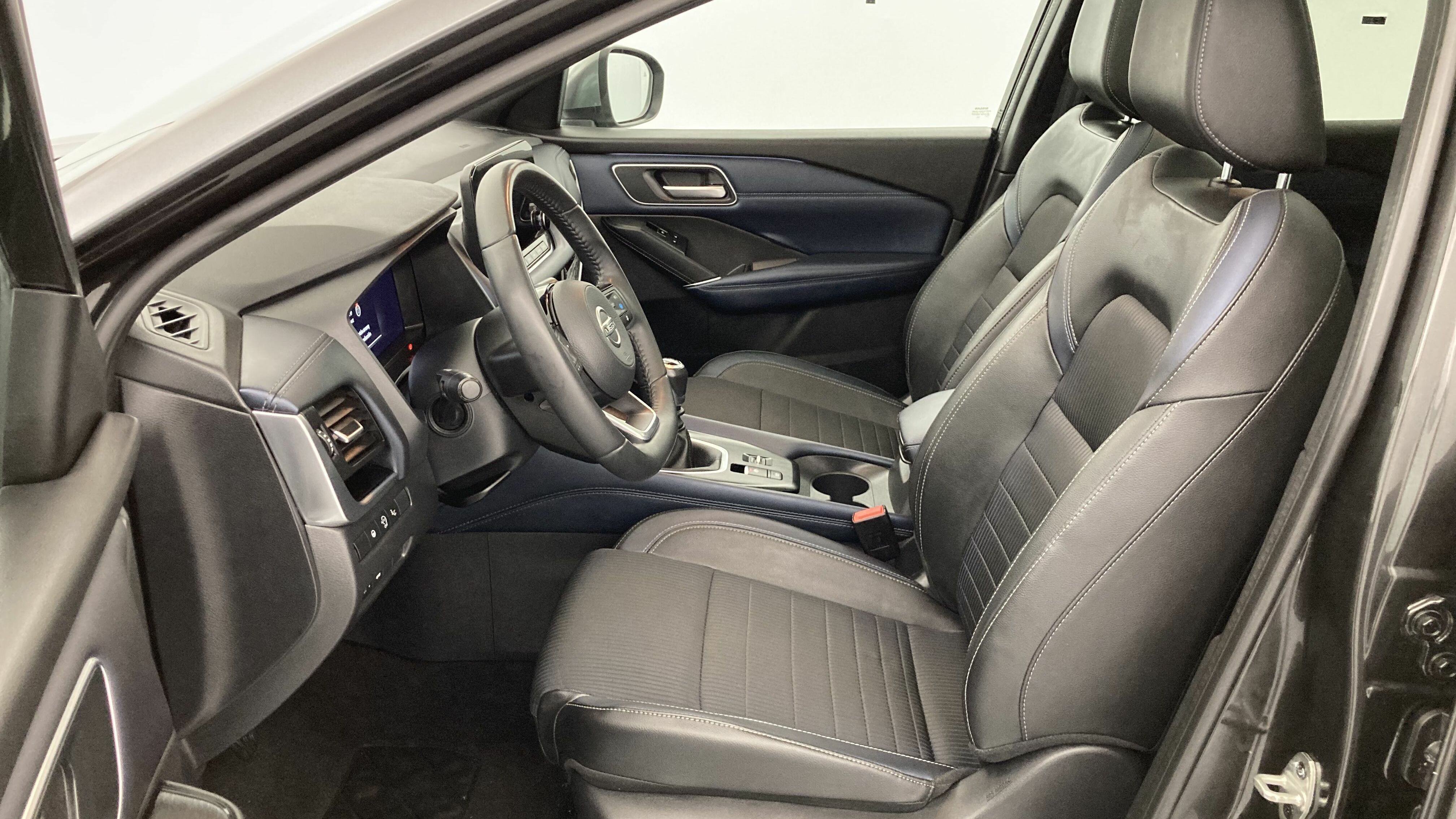 nissan qashqai tekna 1.3 DIG-T 140 MHEV 2022 noir metallise / gris 2