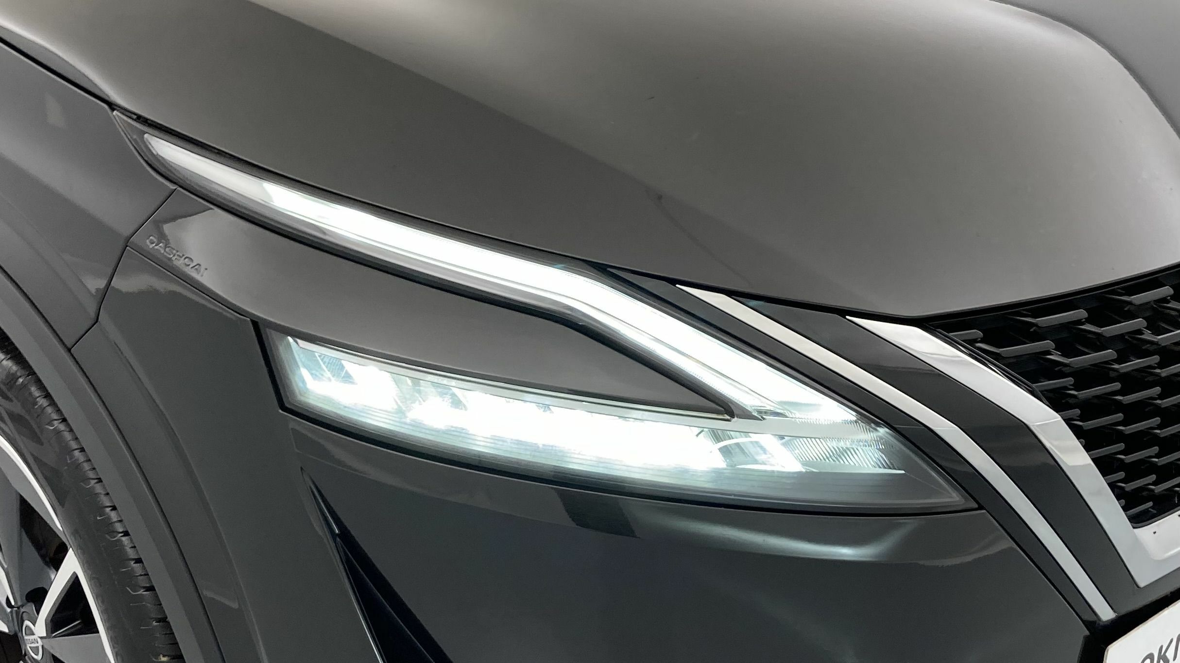 nissan qashqai tekna 1.3 DIG-T 140 MHEV 2022 noir metallise / gris 19