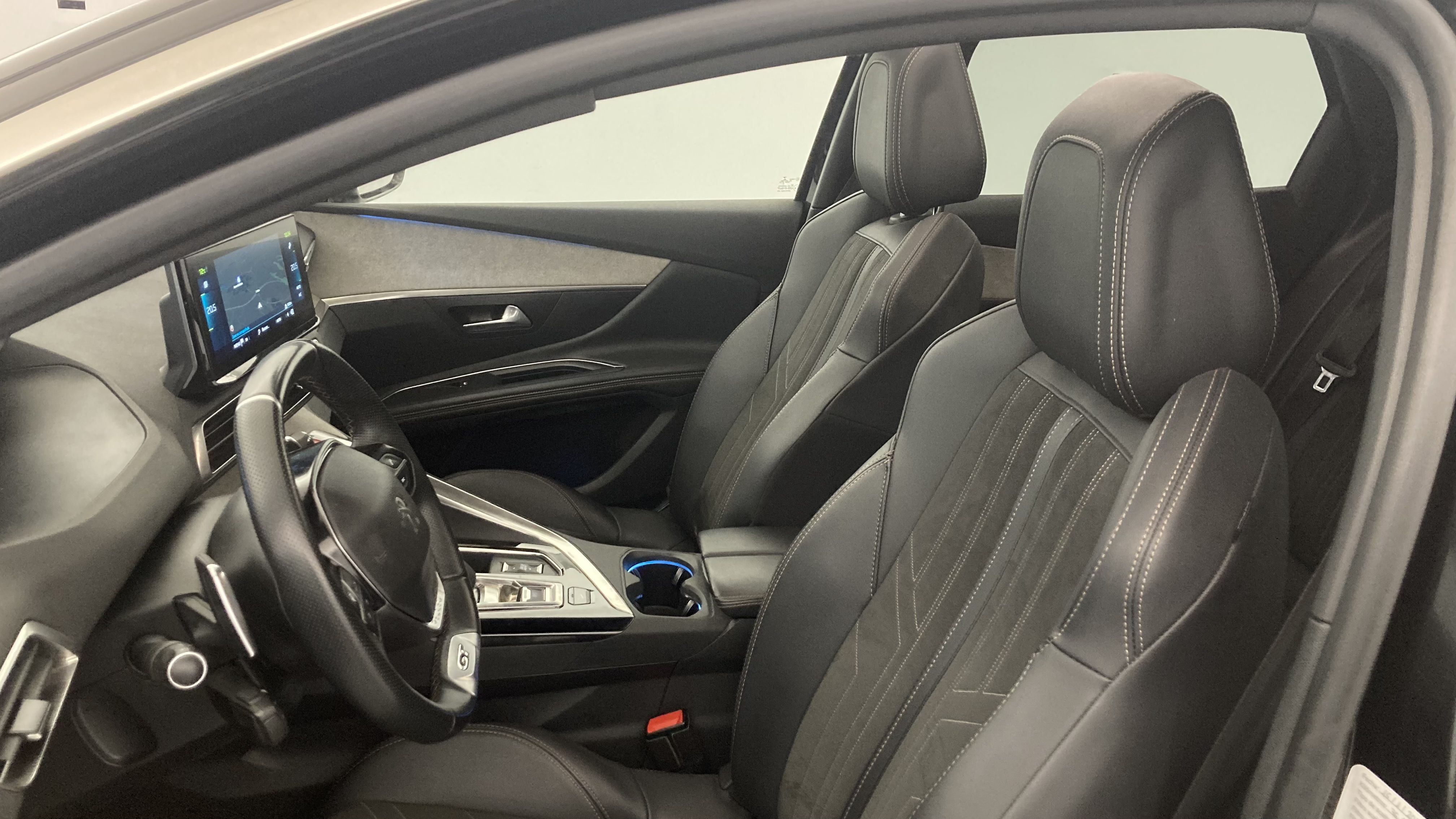 peugeot 3008 gt pack 1.6 HYBRID 300 EAT PHEV 2022 negro perla nera 26