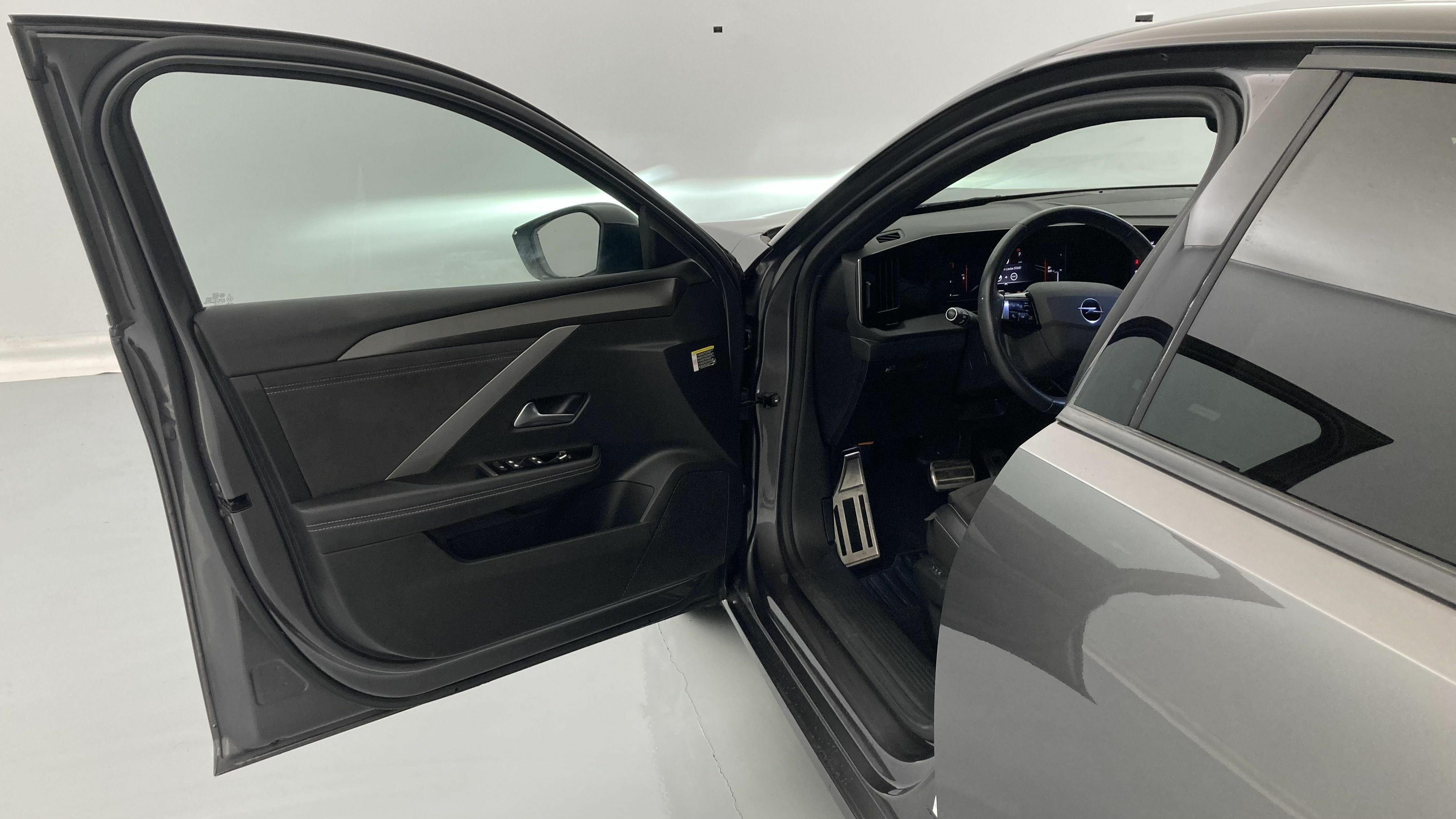 opel astra gs line 1.5D 130 AT 2022 vulkan grey / negro 13