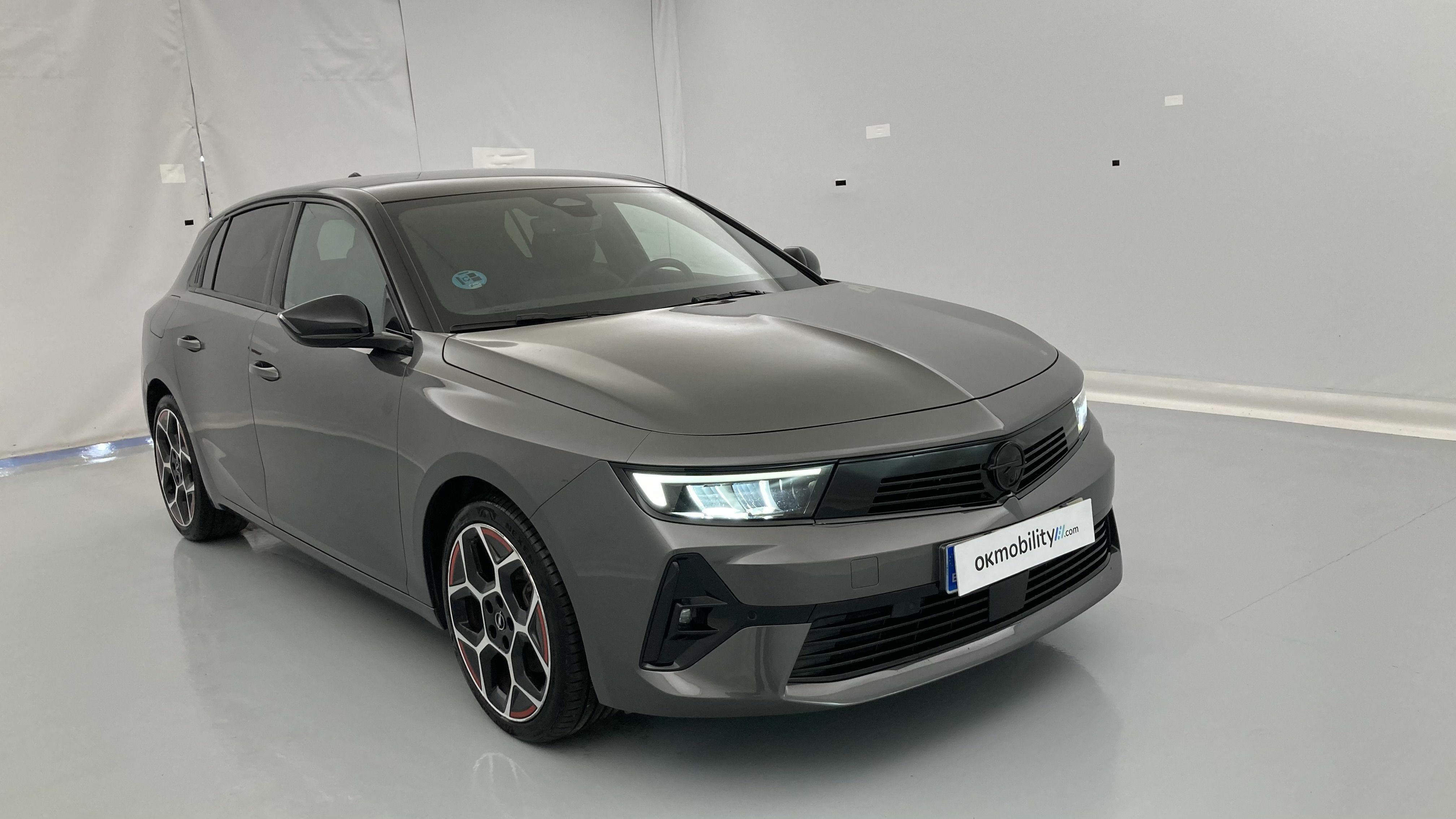 opel astra gs line 1.5D 130 AT 2022 vulkan grey / negro 23
