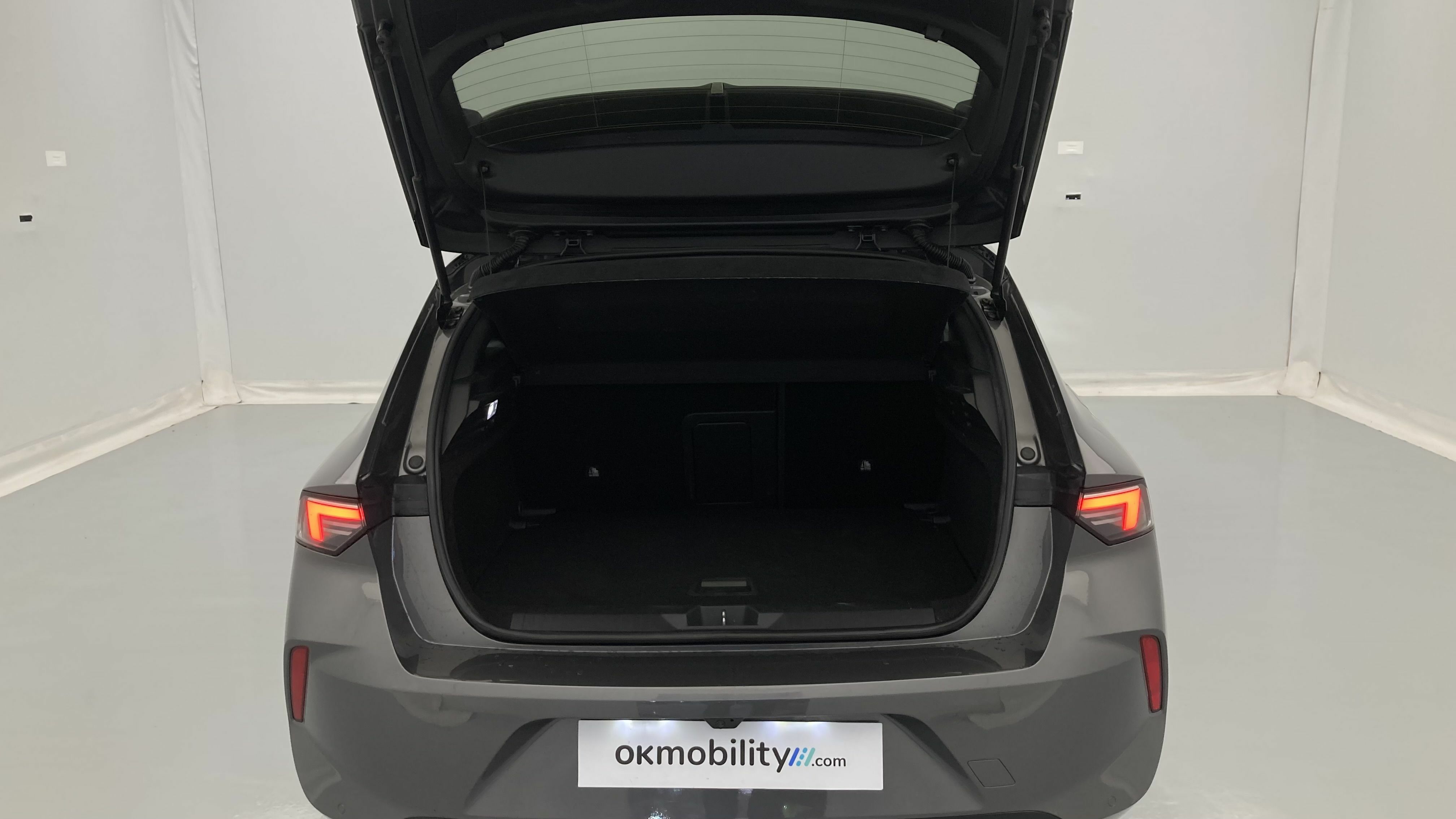opel astra gs line 1.5D 130 AT 2022 vulkan grey / negro 24