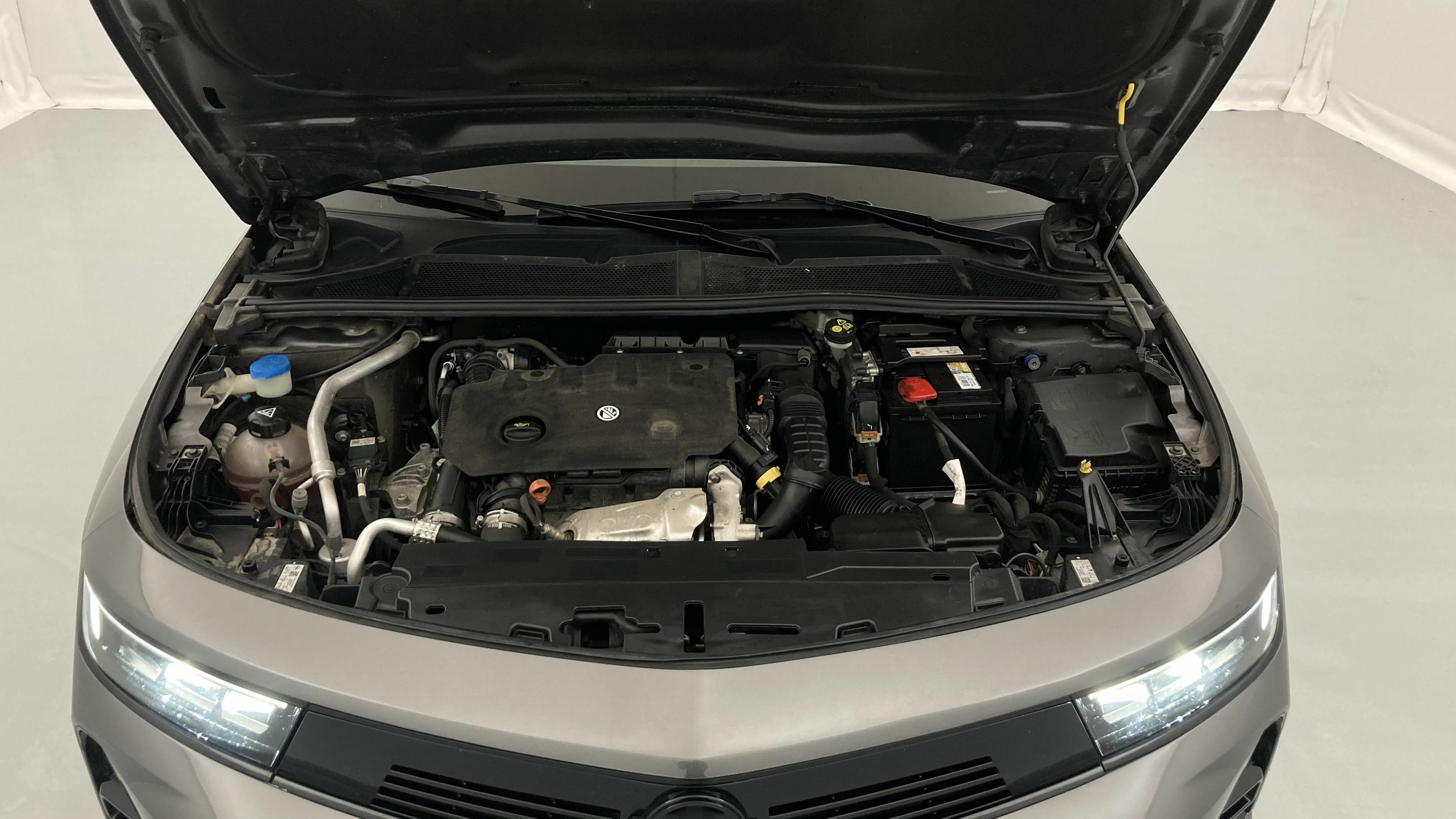 opel astra gs line 1.5D 130 AT 2022 vulkan grey / negro 25